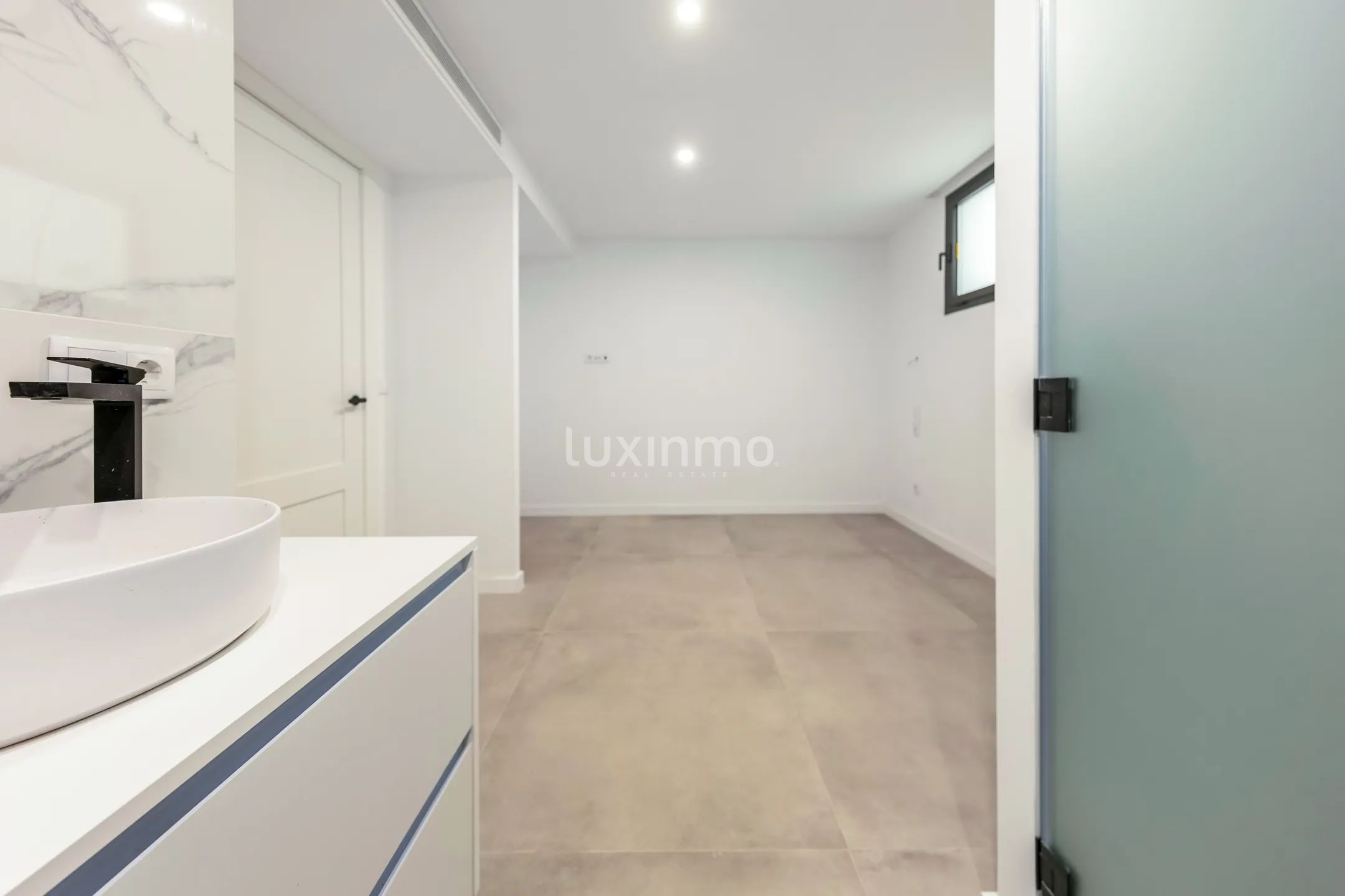 Front line beach villa with 5 bedrooms for sale in El Campello — photo 38