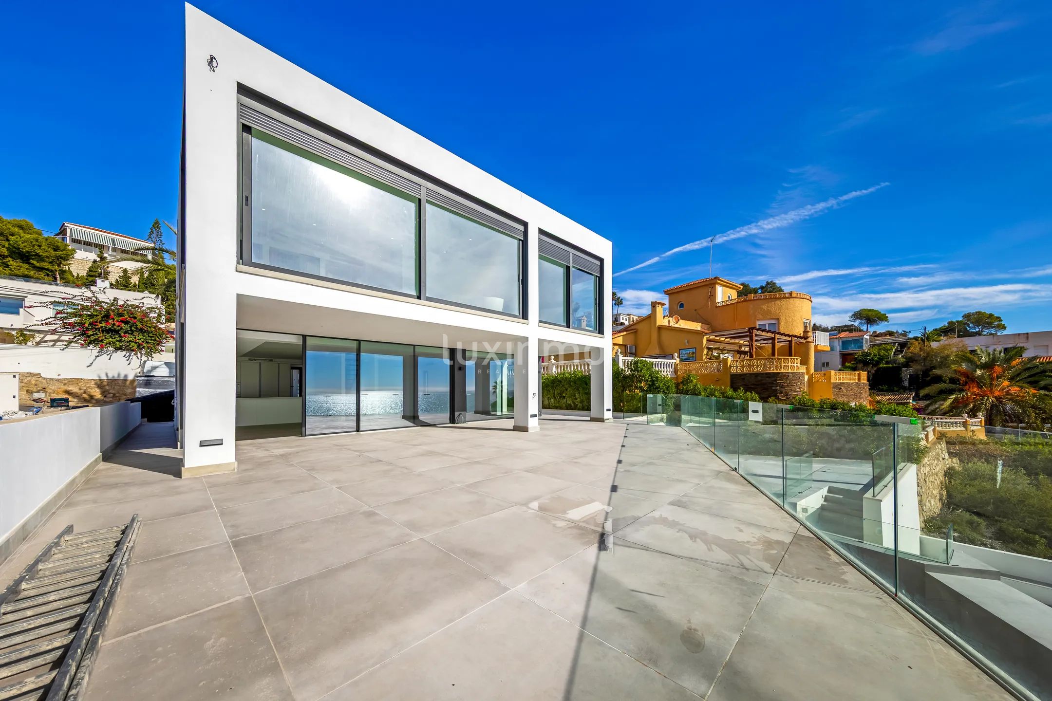 Front line beach villa with 5 bedrooms for sale in El Campello — photo 2