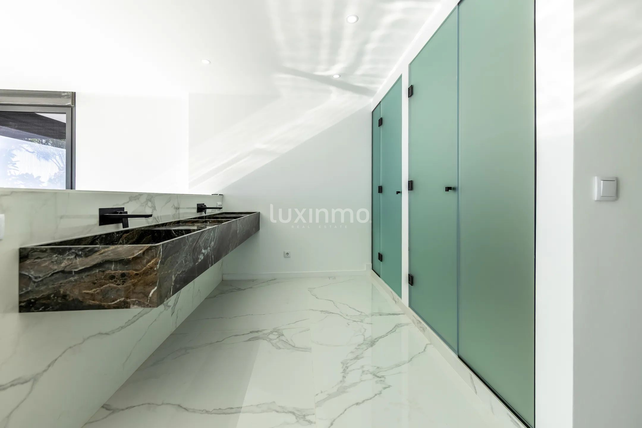 Новая вилла с 5 спальнями на первой линии пляжа в Эль-Кампельо — photo 26