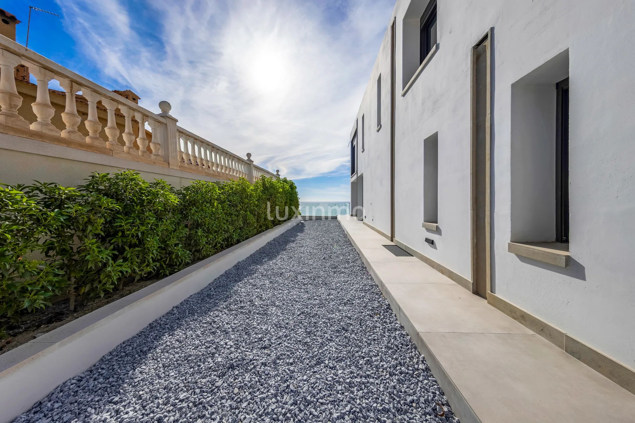 Front line beach villa with 5 bedrooms for sale in El Campello — photo 9