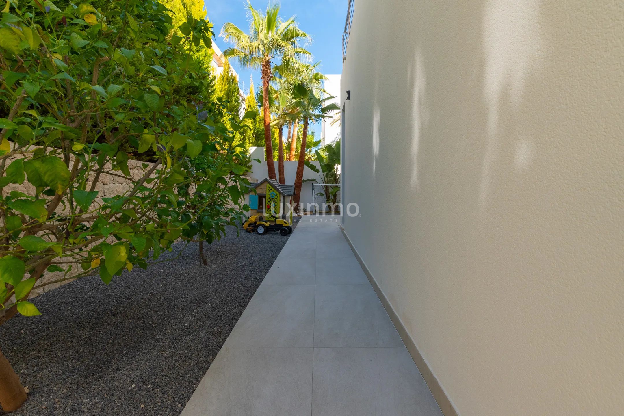Modern luxury villa with sea views in Sierra Cortina — photo 63