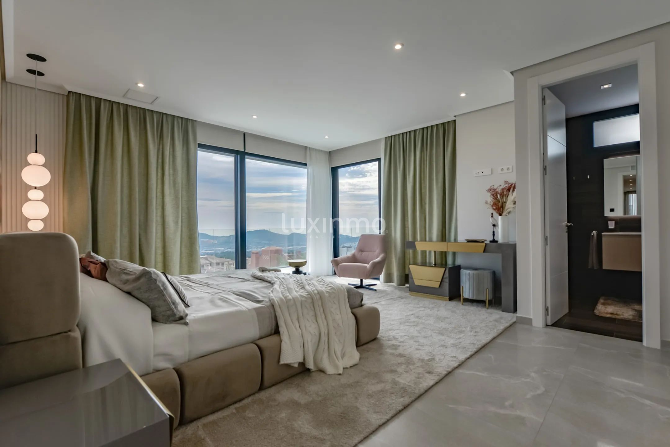 Atemberaubende Luxus-Villa mit atemberaubender Aussicht in Sierra Cortina — photo 31