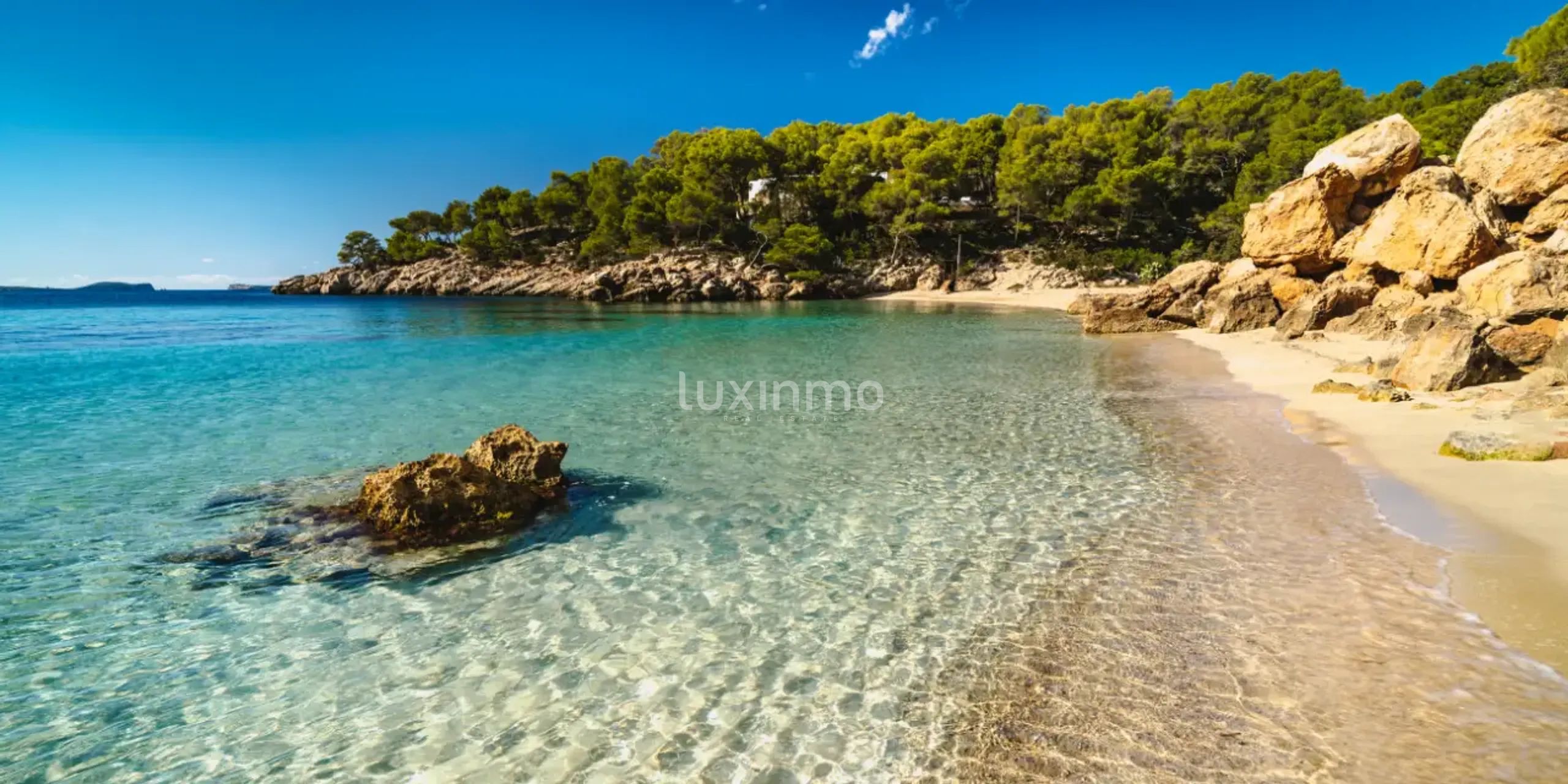 Lujosa villa con vistas al mar y a la puesta de sol en Cala Salada, Ibiza — photo 18