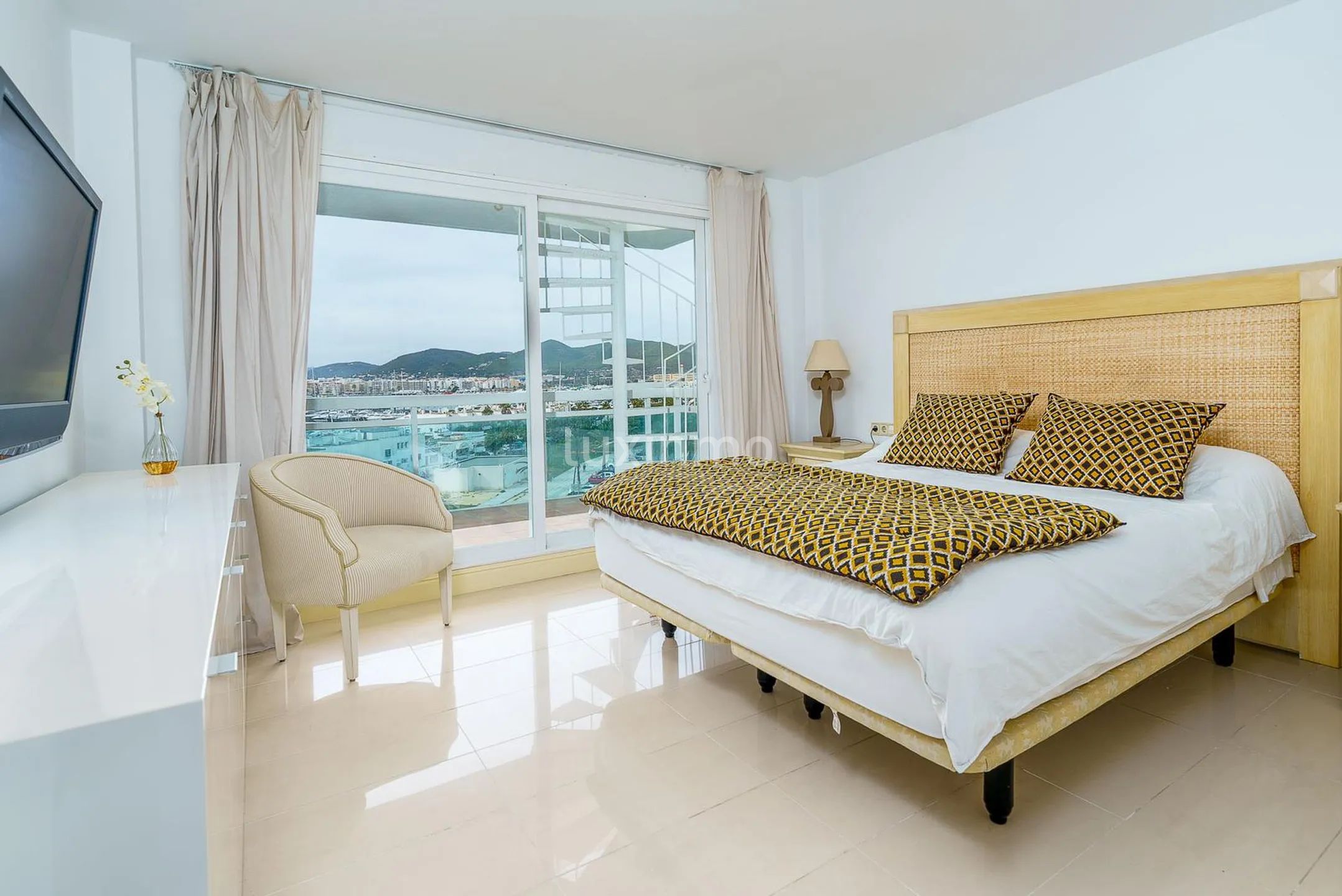 Stunning Penthouse in Marina Botafoc-Talamanca with Renovation Project — photo 11