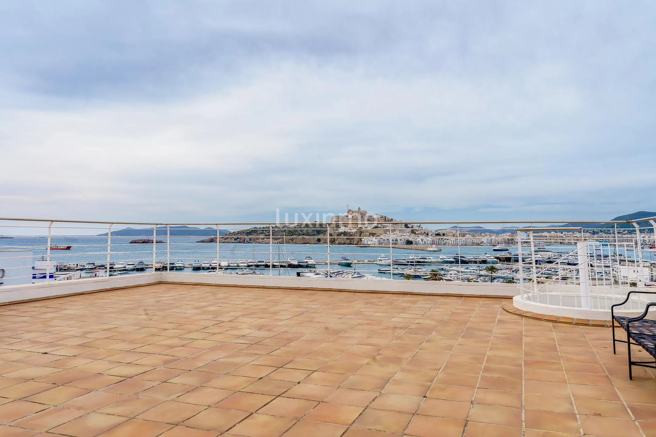 Oszałamiający penthouse w Marina Botafoc-Talamanca z projektem renowacji — photo 3
