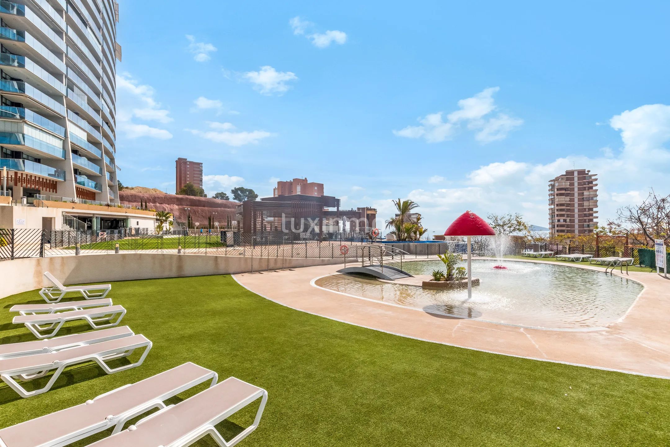Precioso apartamento con vistas al mar en venta en Benidorm — photo 18