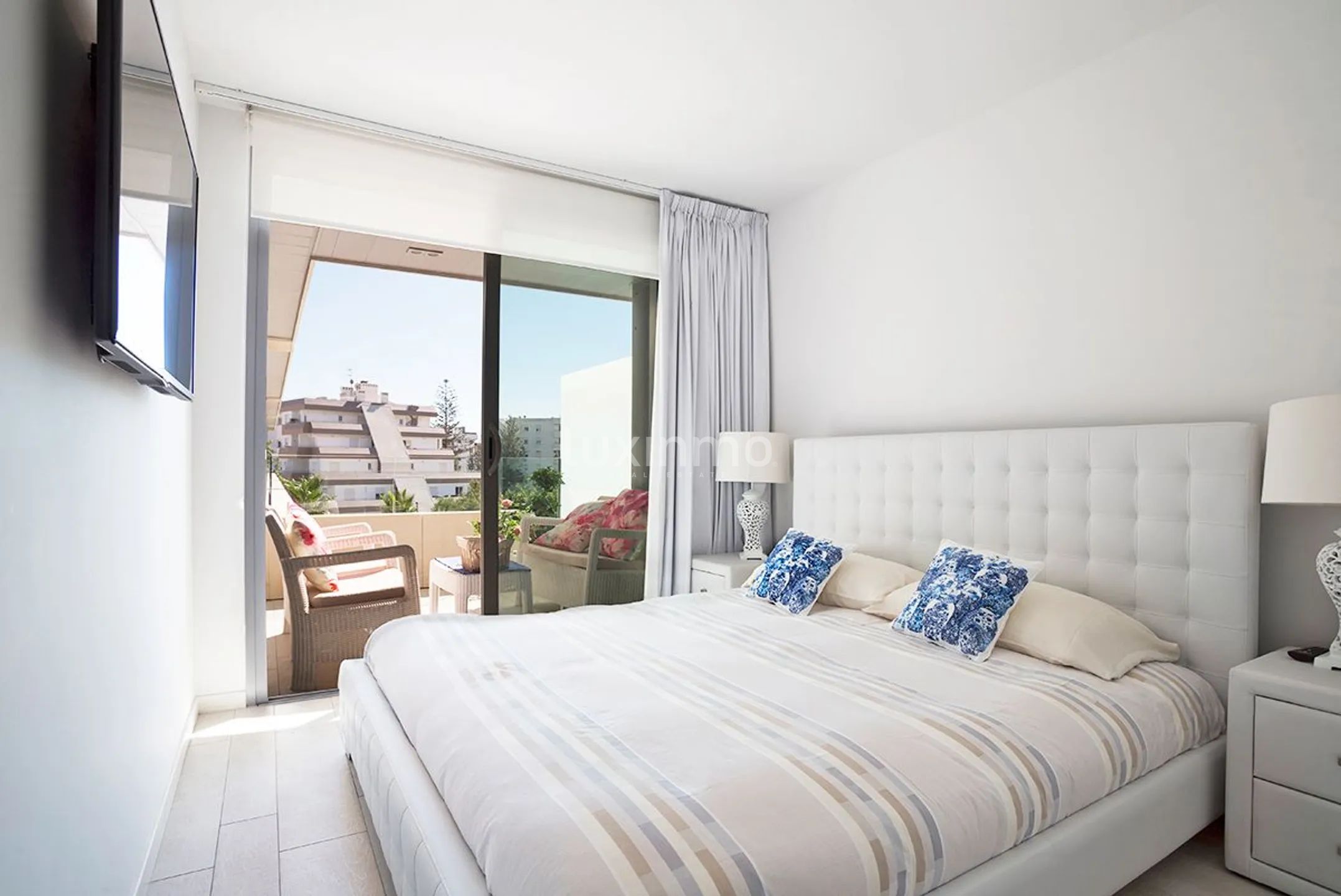 Modern apartment "The White Angel" in la Marina area, Ibiza — photo 23