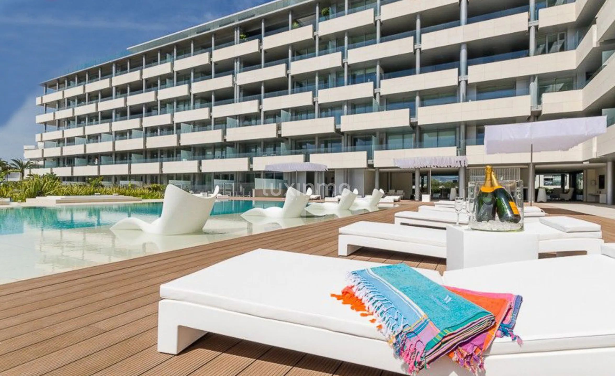 Modern apartment "The White Angel" in la Marina area, Ibiza — photo 2