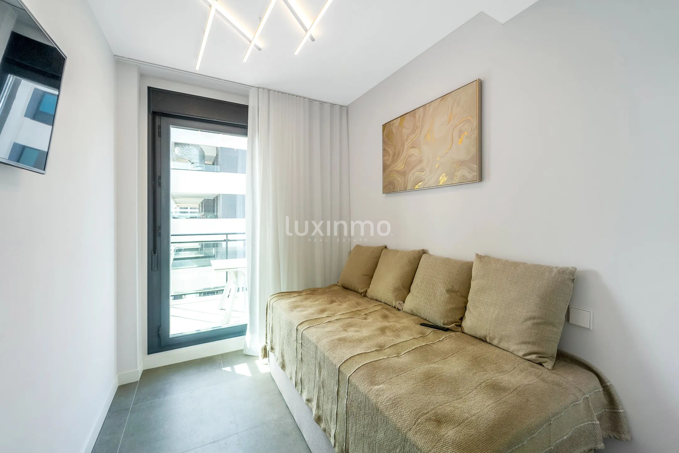 Modern apartment with sea and mountain views in Calpe — photo 10