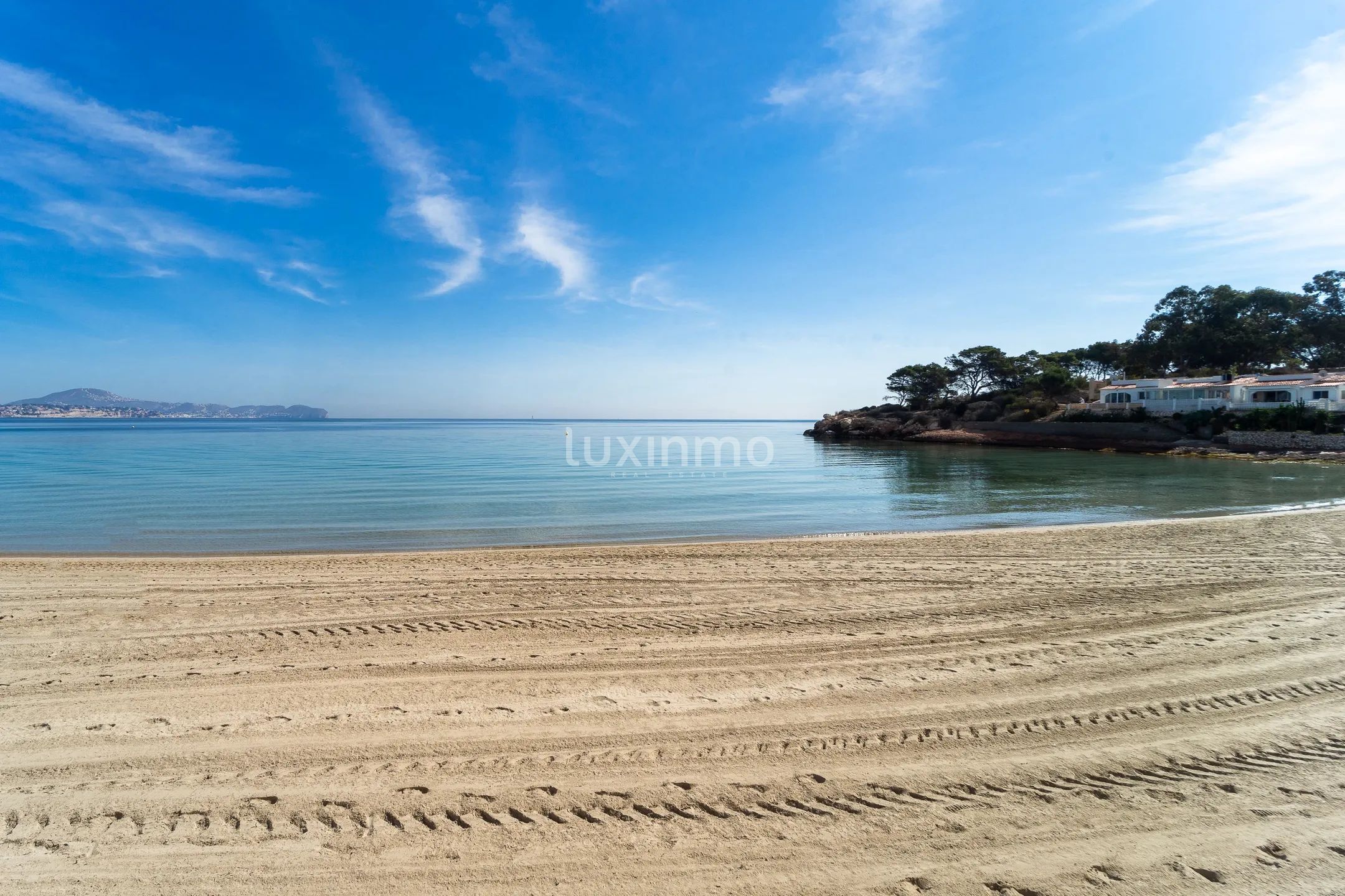Stunning penthouse on the beachfront with sea views in Calpe — photo 26