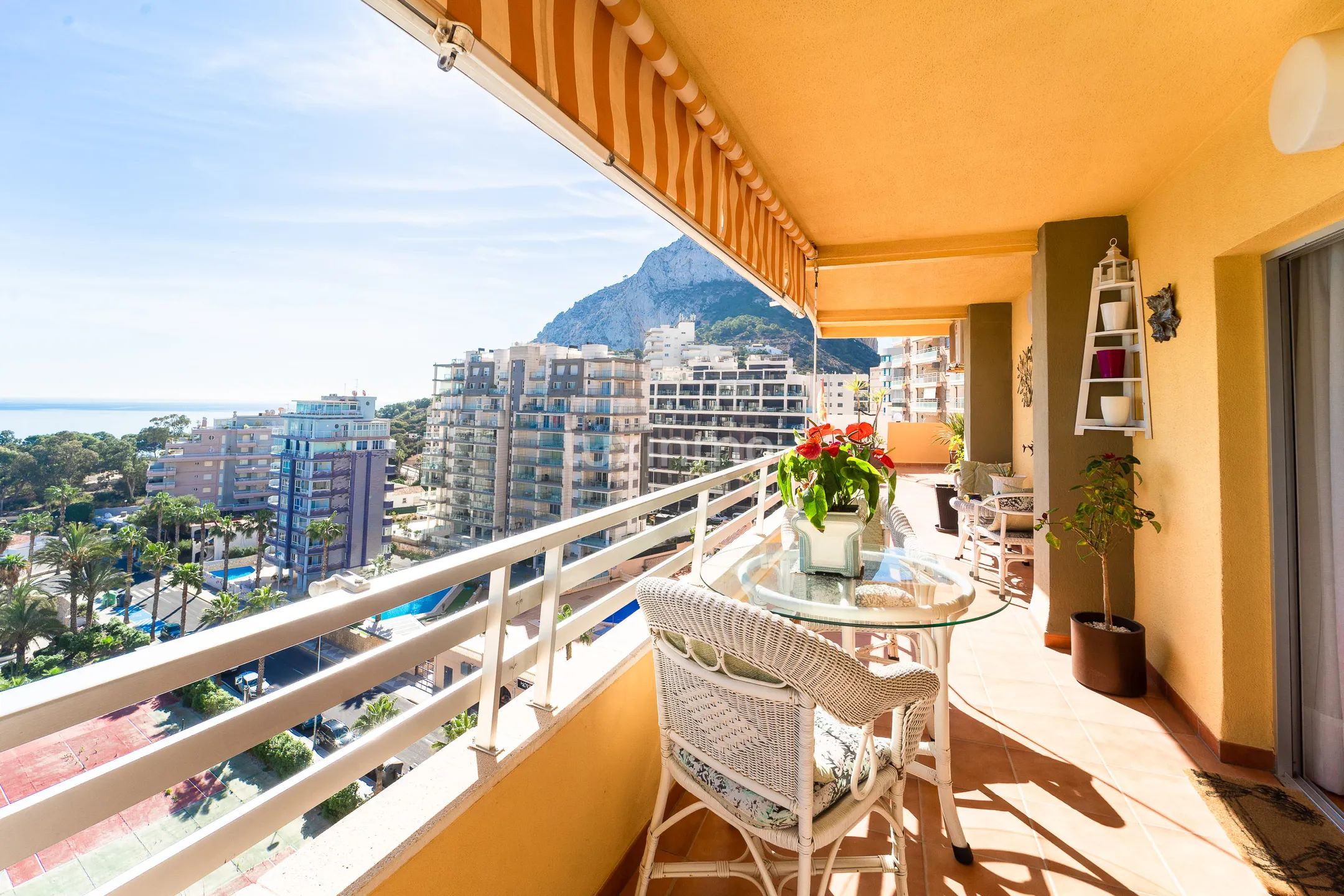 Stunning penthouse on the beachfront with sea views in Calpe — photo 23