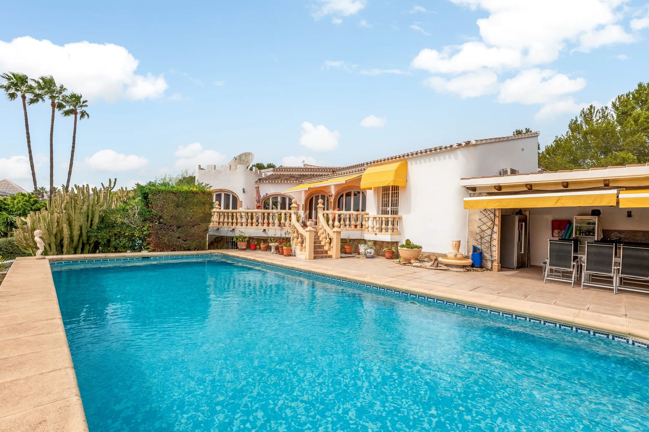 Charming villa on a large plot for sale in Lluca, Jávea — photo 1