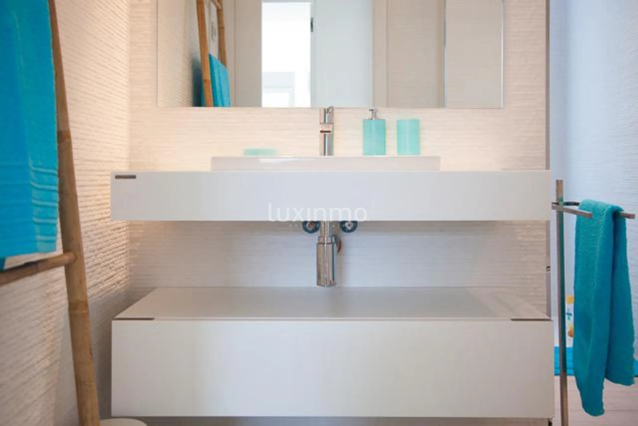 Современная квартира в The White Angel, район Ла Марина на Ибице — photo 32