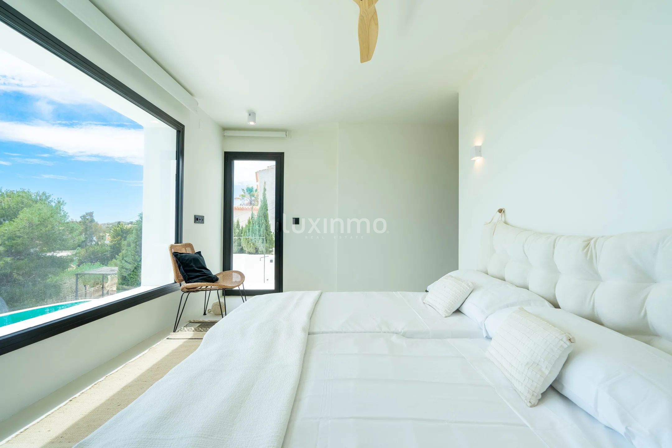 Atemberaubende 4-Schlafzimmer-Villa im Ibiza-Stil mit Meerblick in Jávea — photo 19