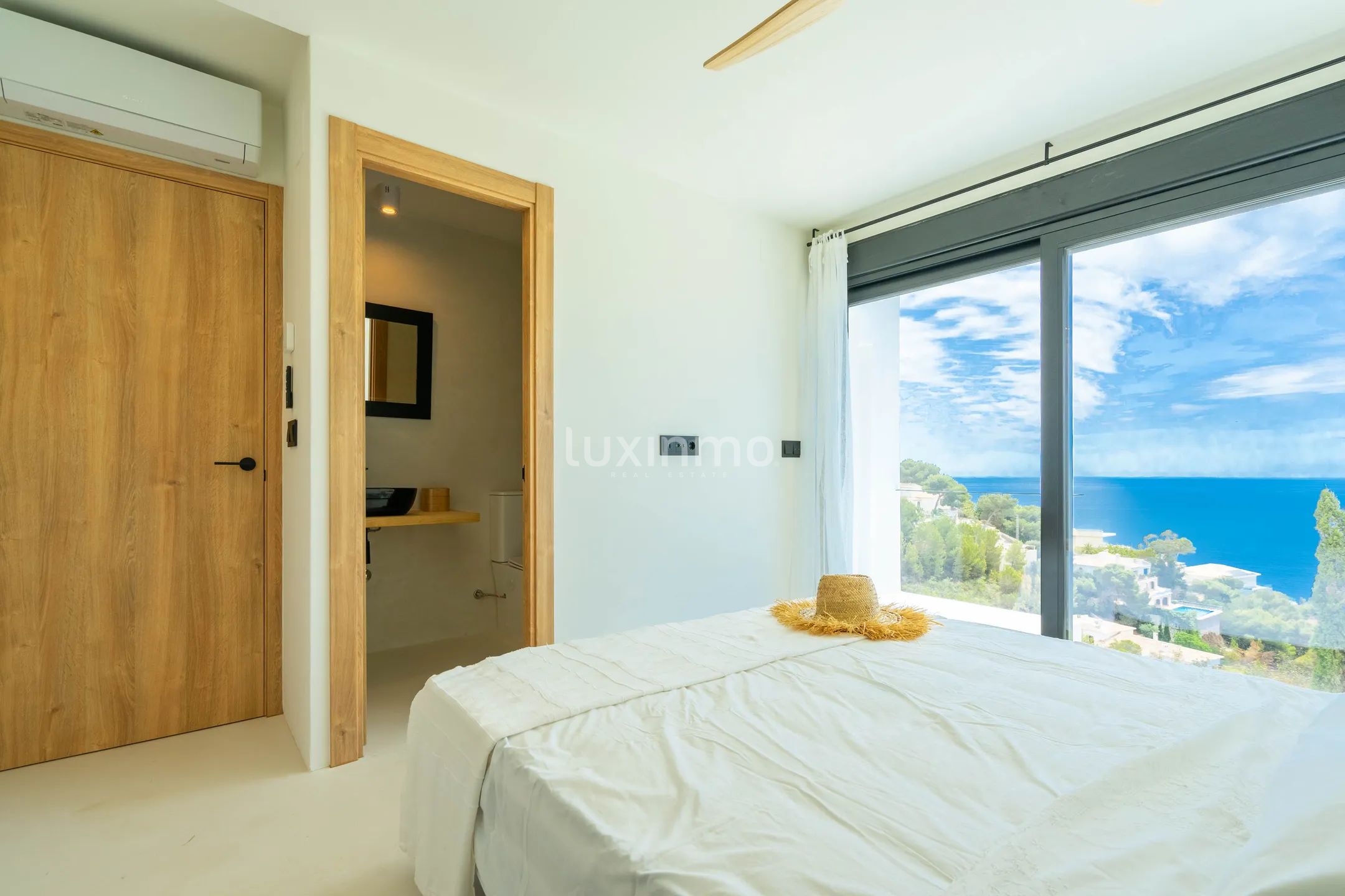 Atemberaubende 4-Schlafzimmer-Villa im Ibiza-Stil mit Meerblick in Jávea — photo 24