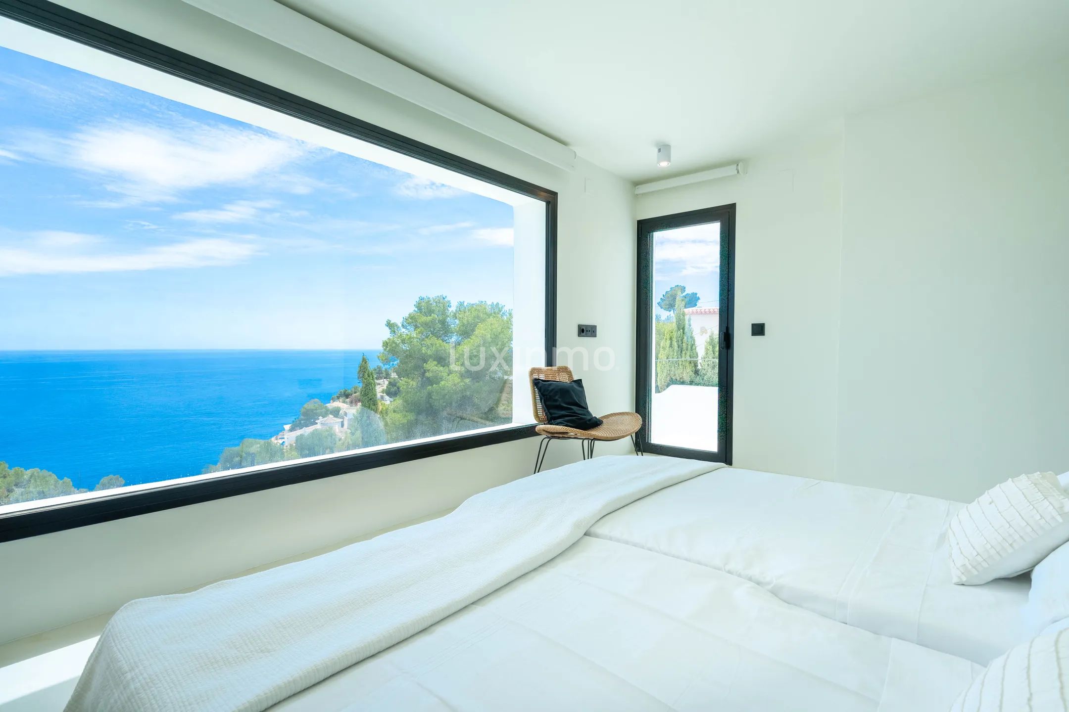 Atemberaubende 4-Schlafzimmer-Villa im Ibiza-Stil mit Meerblick in Jávea — photo 17