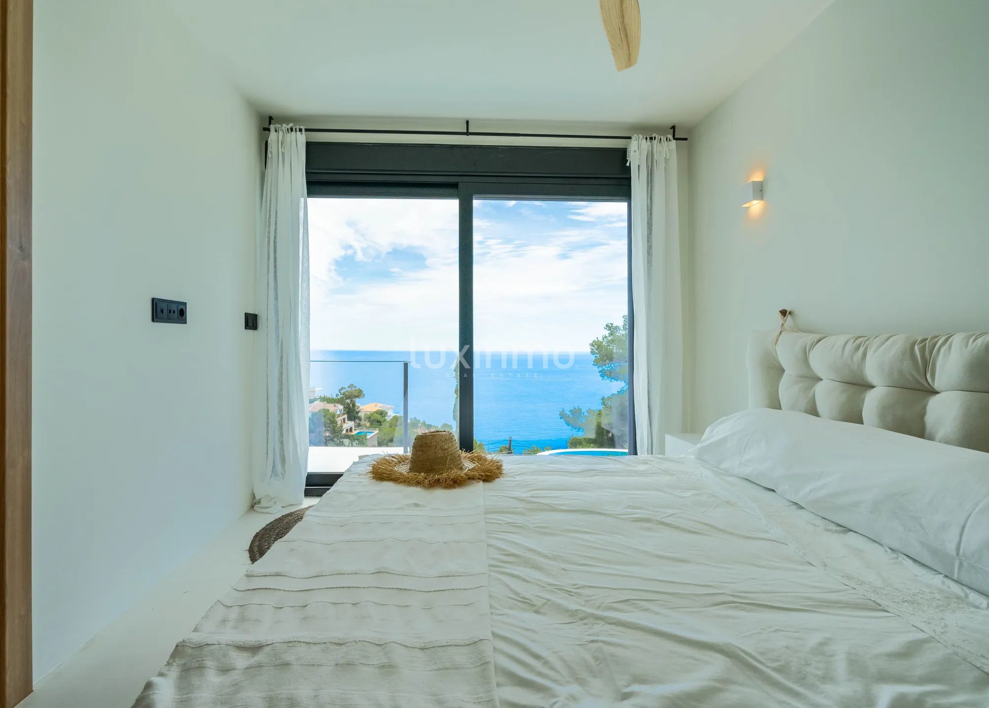 Atemberaubende 4-Schlafzimmer-Villa im Ibiza-Stil mit Meerblick in Jávea — photo 26