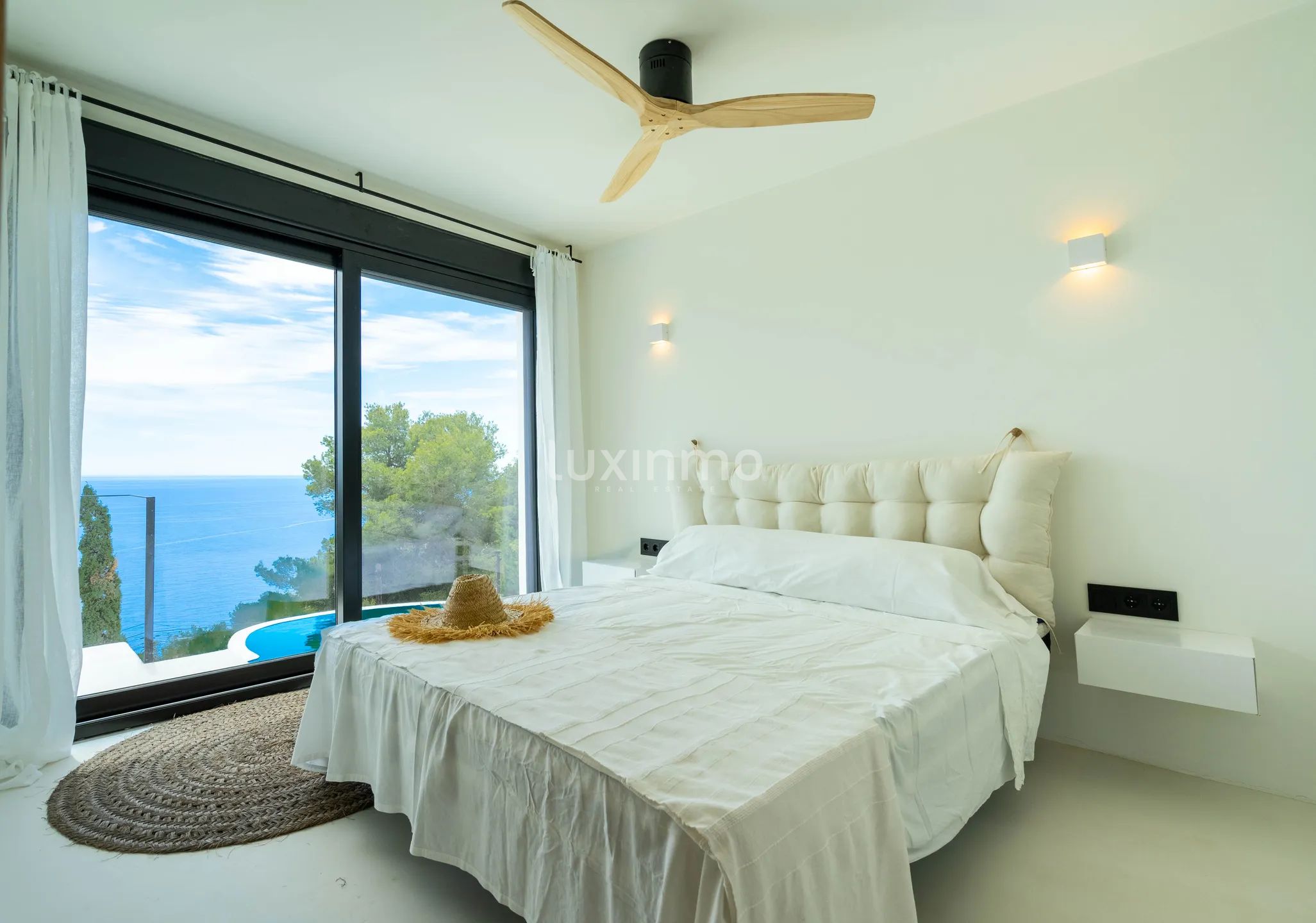 Atemberaubende 4-Schlafzimmer-Villa im Ibiza-Stil mit Meerblick in Jávea — photo 23