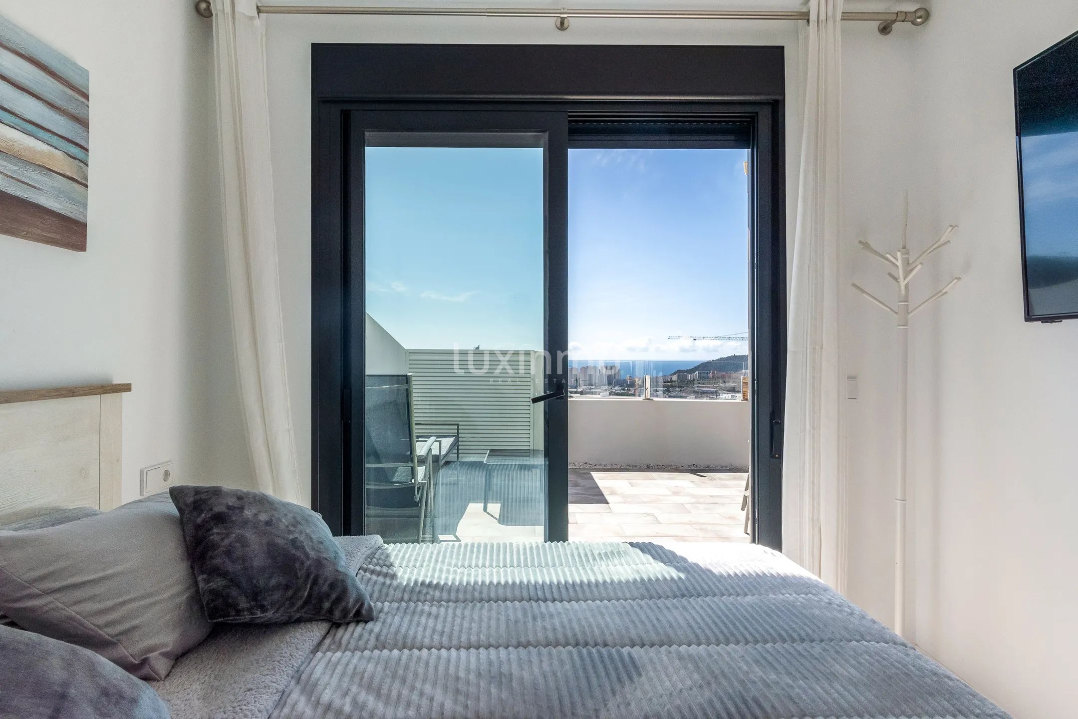 Oszałamiający nowoczesny penthouse z licencją turystyczną i widokiem na morze — photo 11