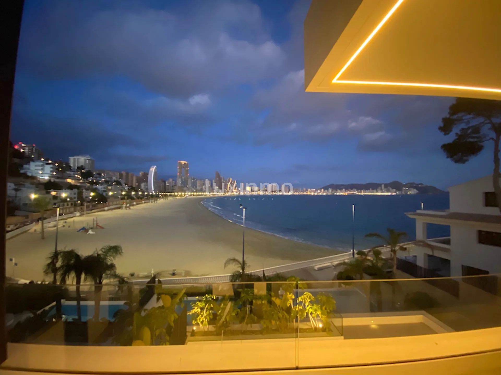 Espectacular ático dúplex en primera línea de playa en Benidorm — photo 23