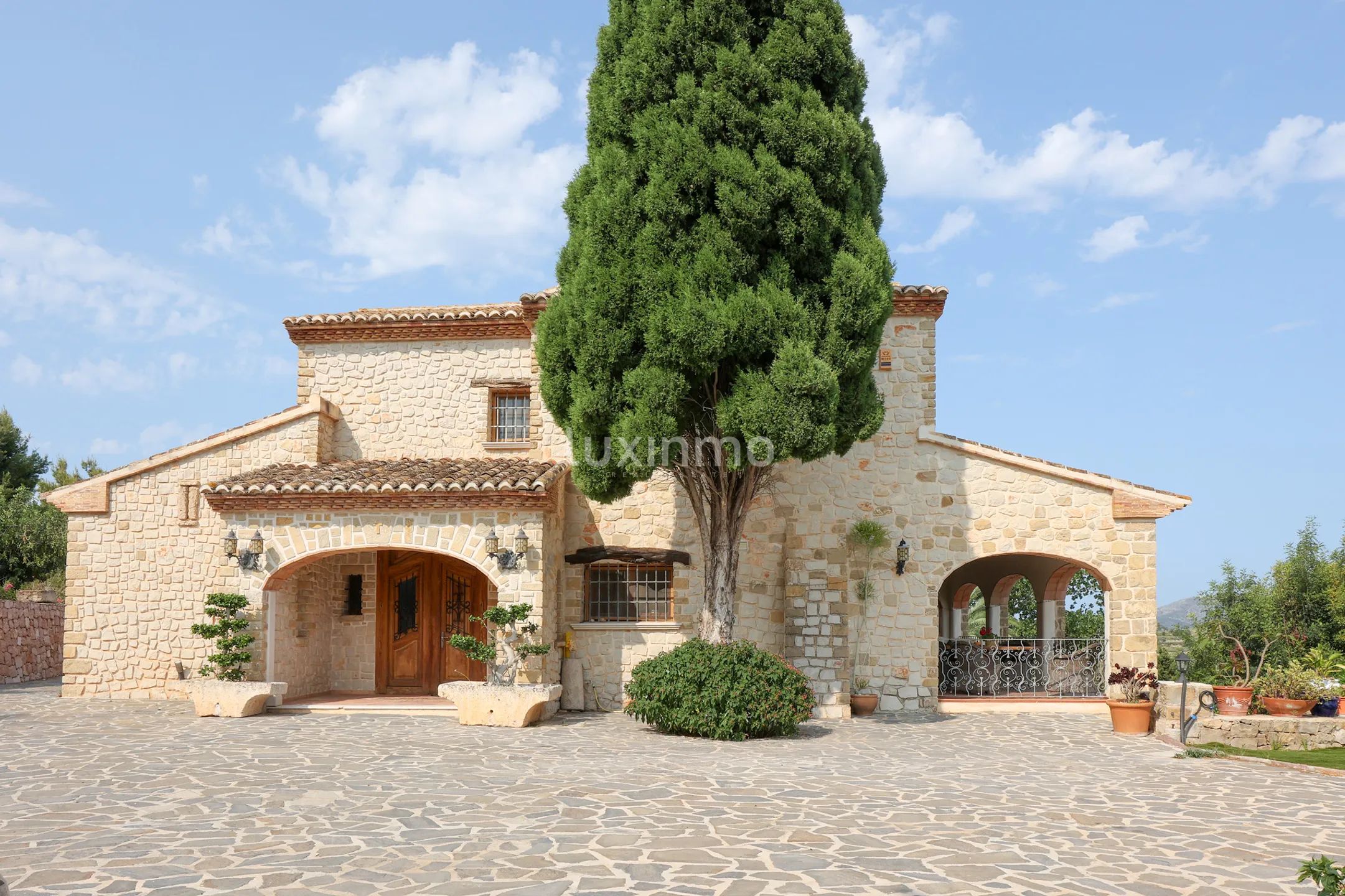 Rustic style villa for sale in Benissa