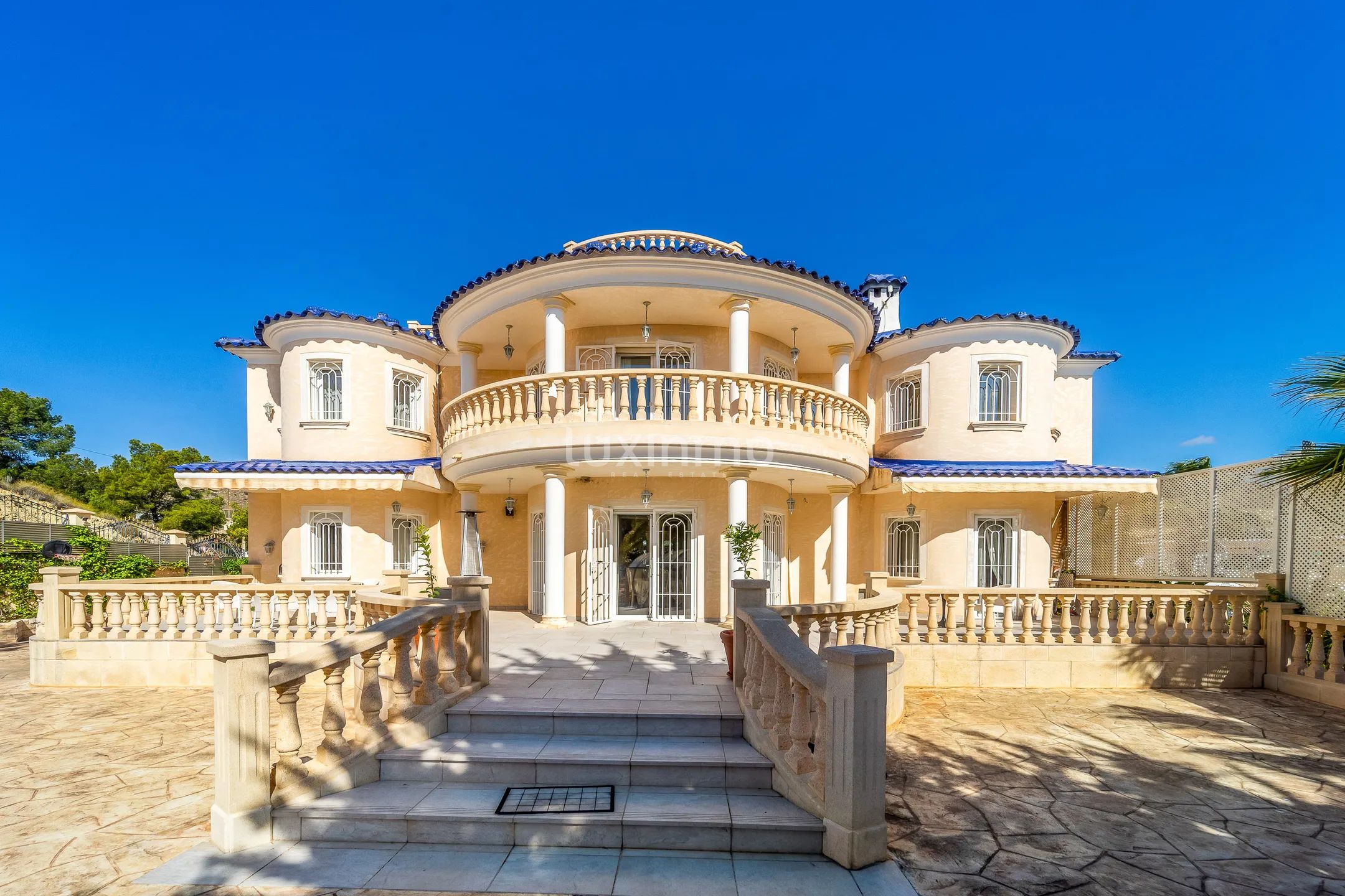 House with lots of privacy in colonial style in Campello — photo 2