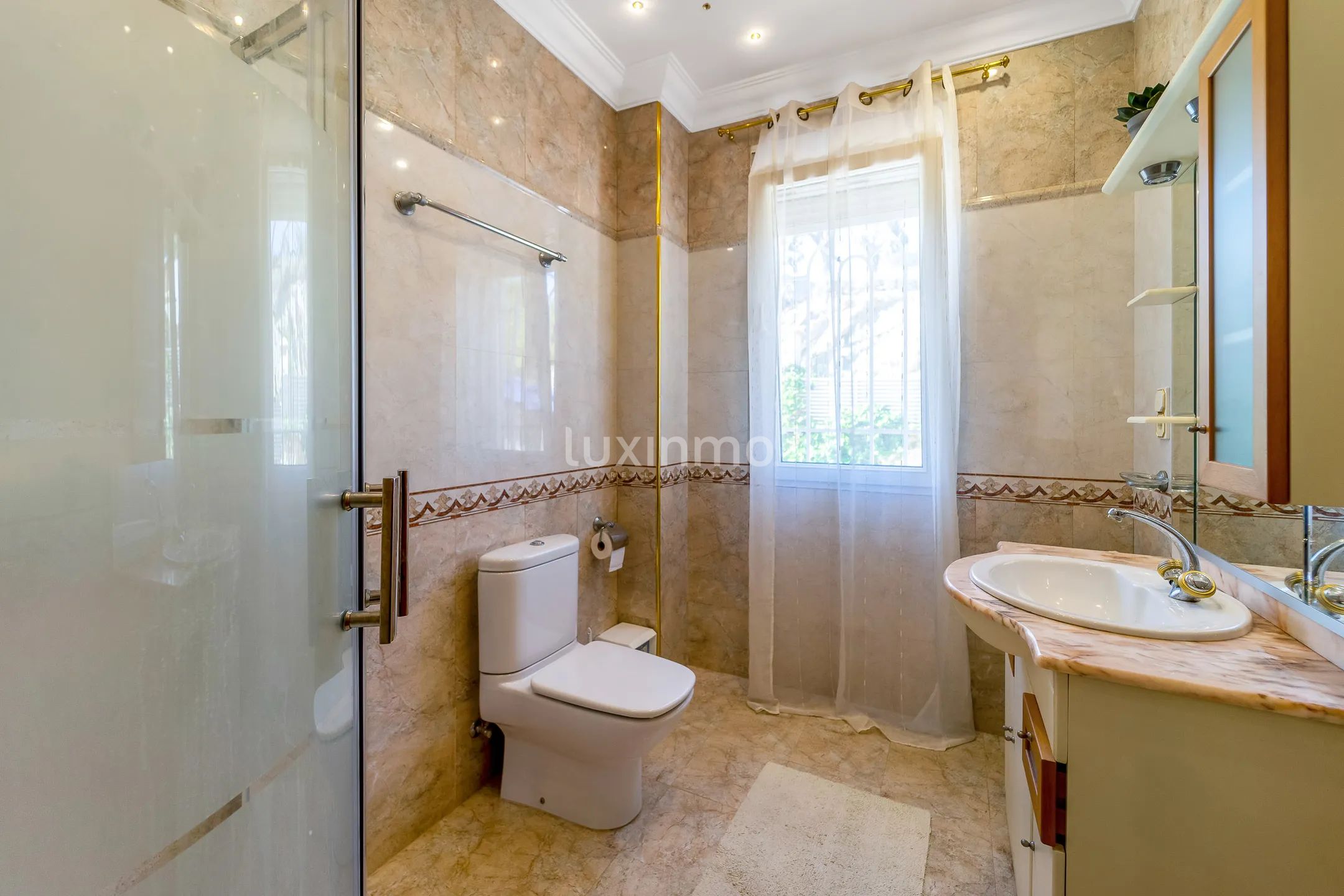 House with lots of privacy in colonial style in Campello — photo 16