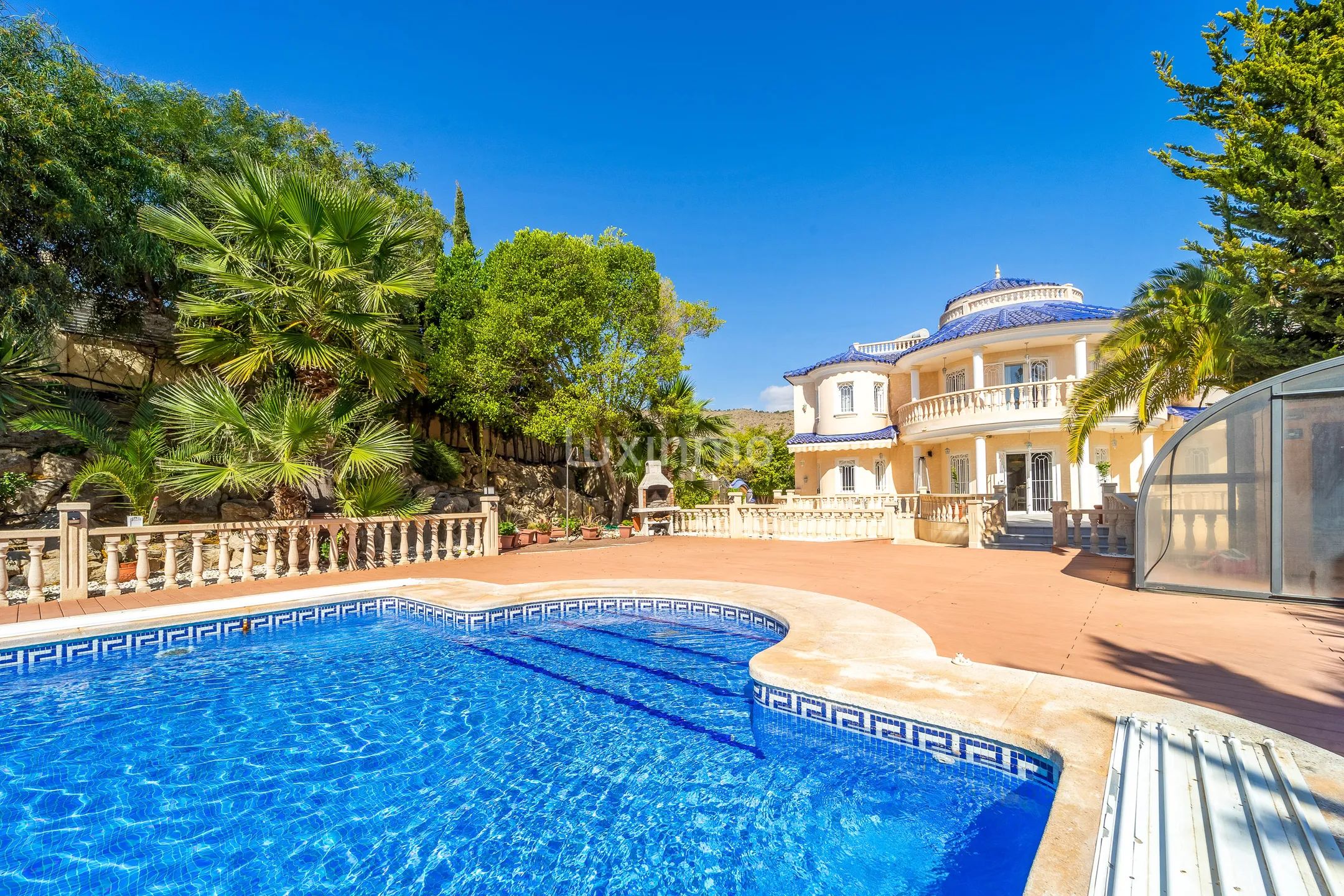 Casa con mucha privacidad de estilo colonial en Campello