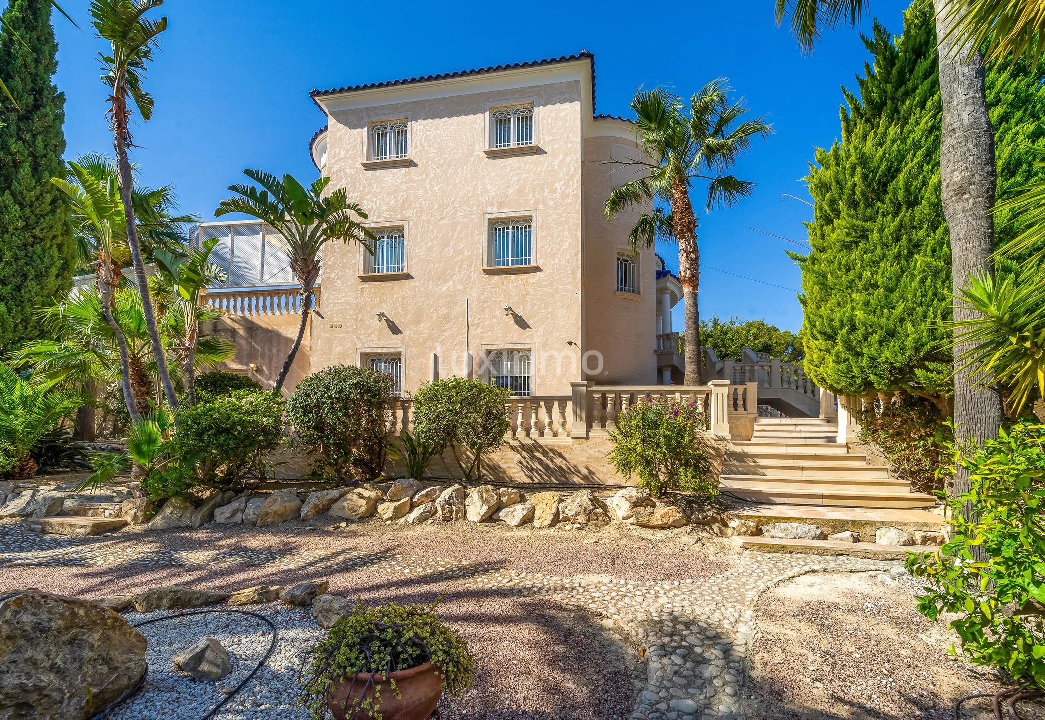 House with lots of privacy in colonial style in Campello — photo 39