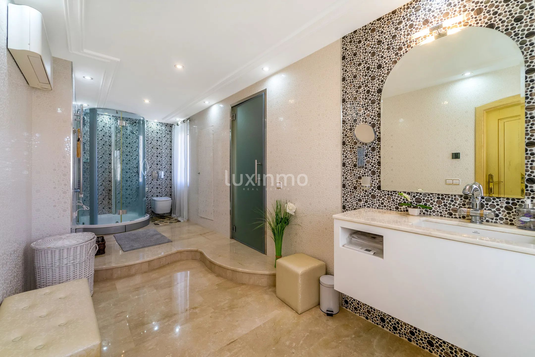 House with lots of privacy in colonial style in Campello — photo 26