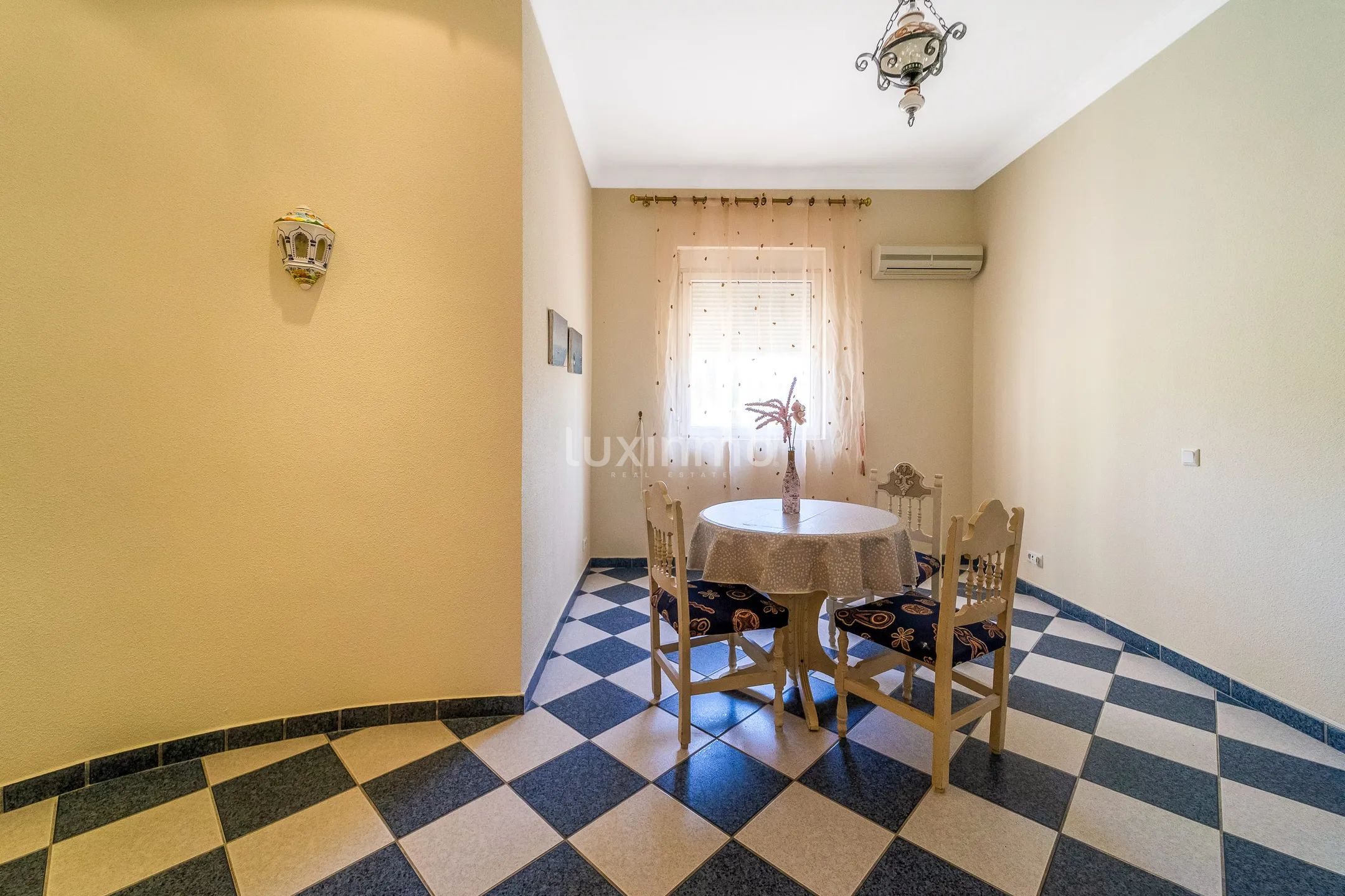 House with lots of privacy in colonial style in Campello — photo 30