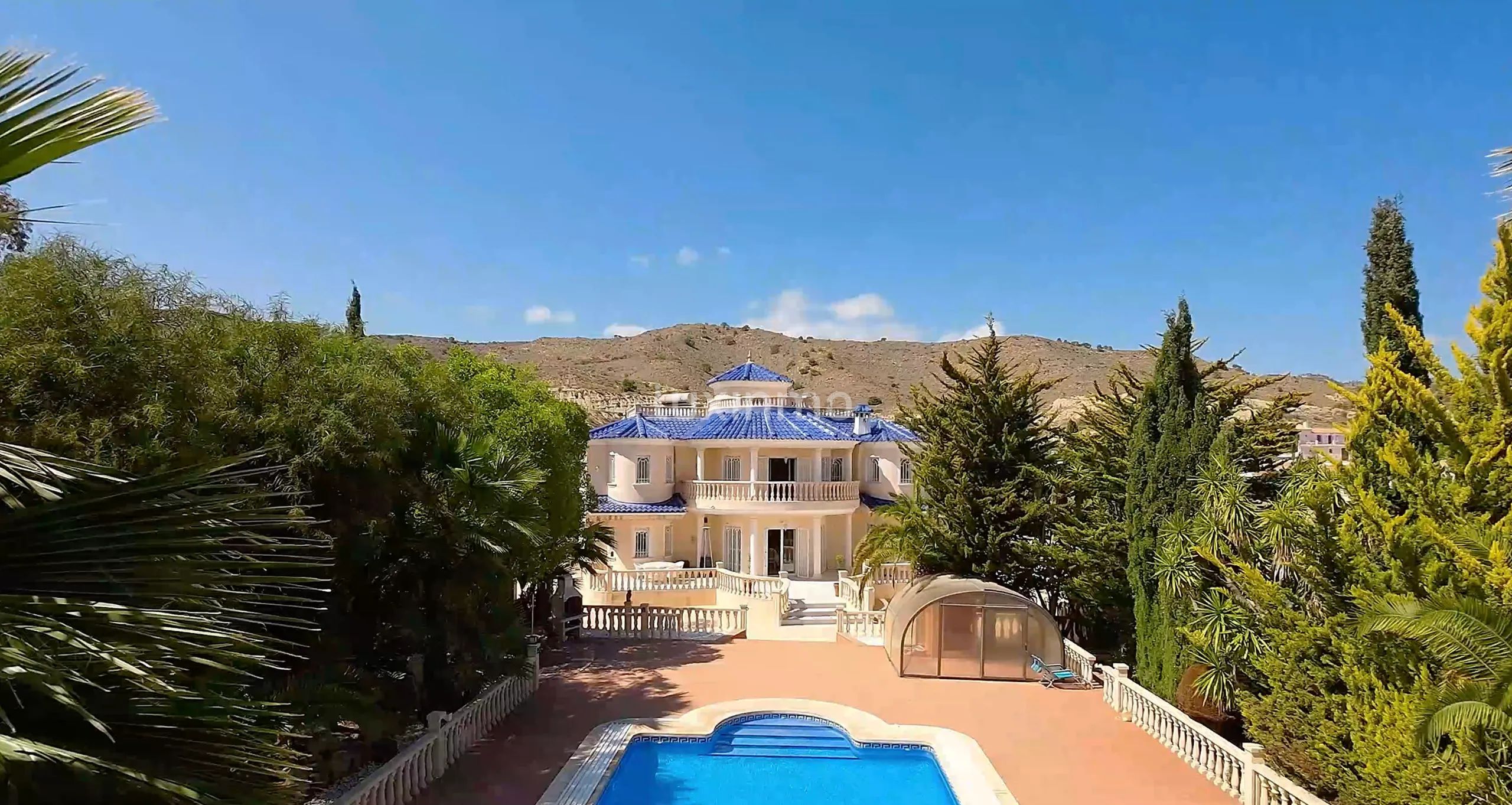 House with lots of privacy in colonial style in Campello — photo 41