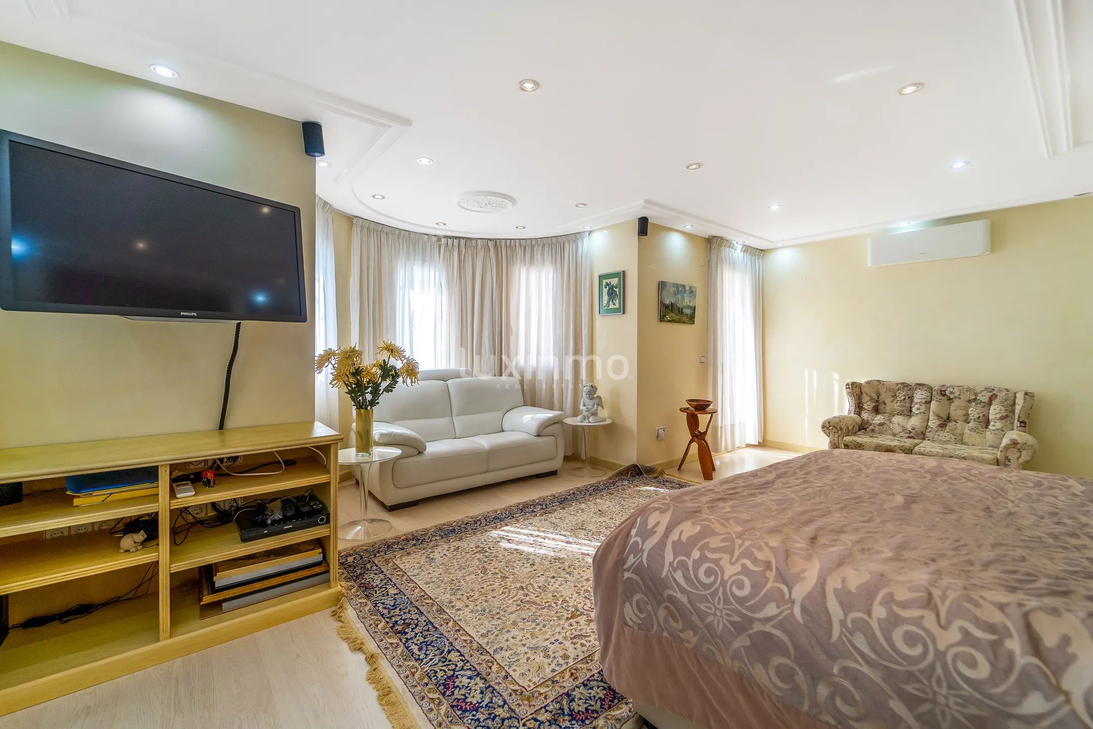 House with lots of privacy in colonial style in Campello — photo 24