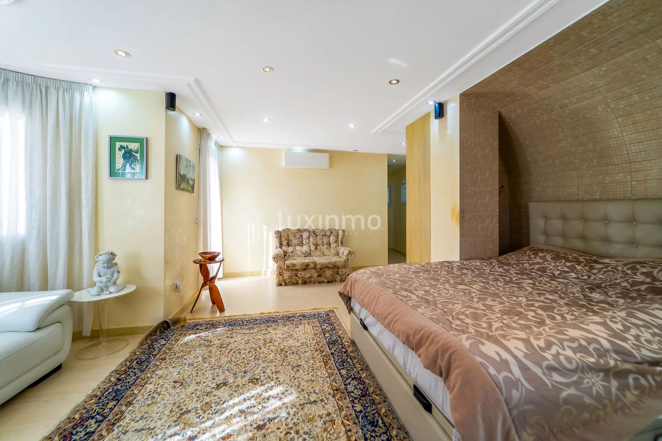House with lots of privacy in colonial style in Campello — photo 25