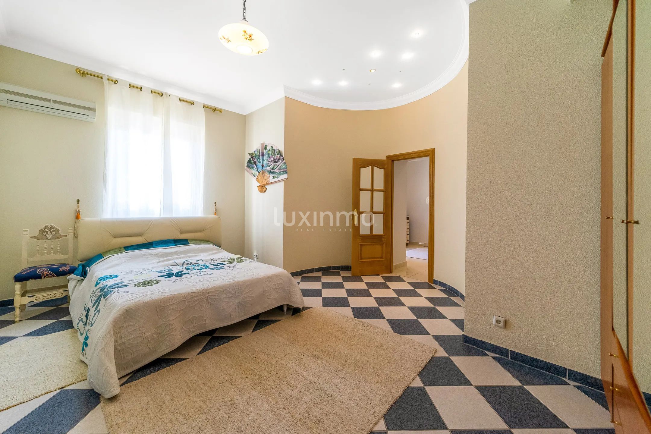 House with lots of privacy in colonial style in Campello — photo 31
