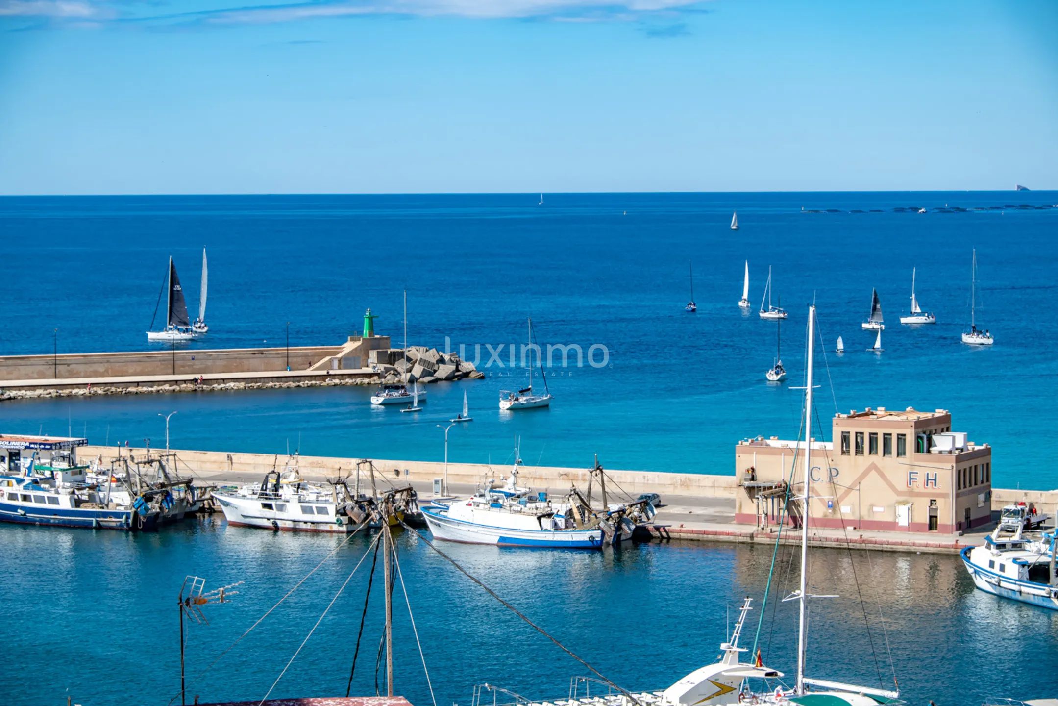 Stunning 3-bedroom apartment with sea views in Calpe — photo 42