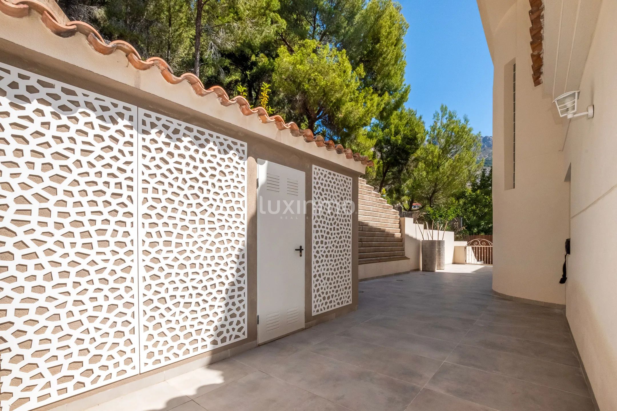 Spectacular villa with swimming pool and sea views in Altea — photo 28
