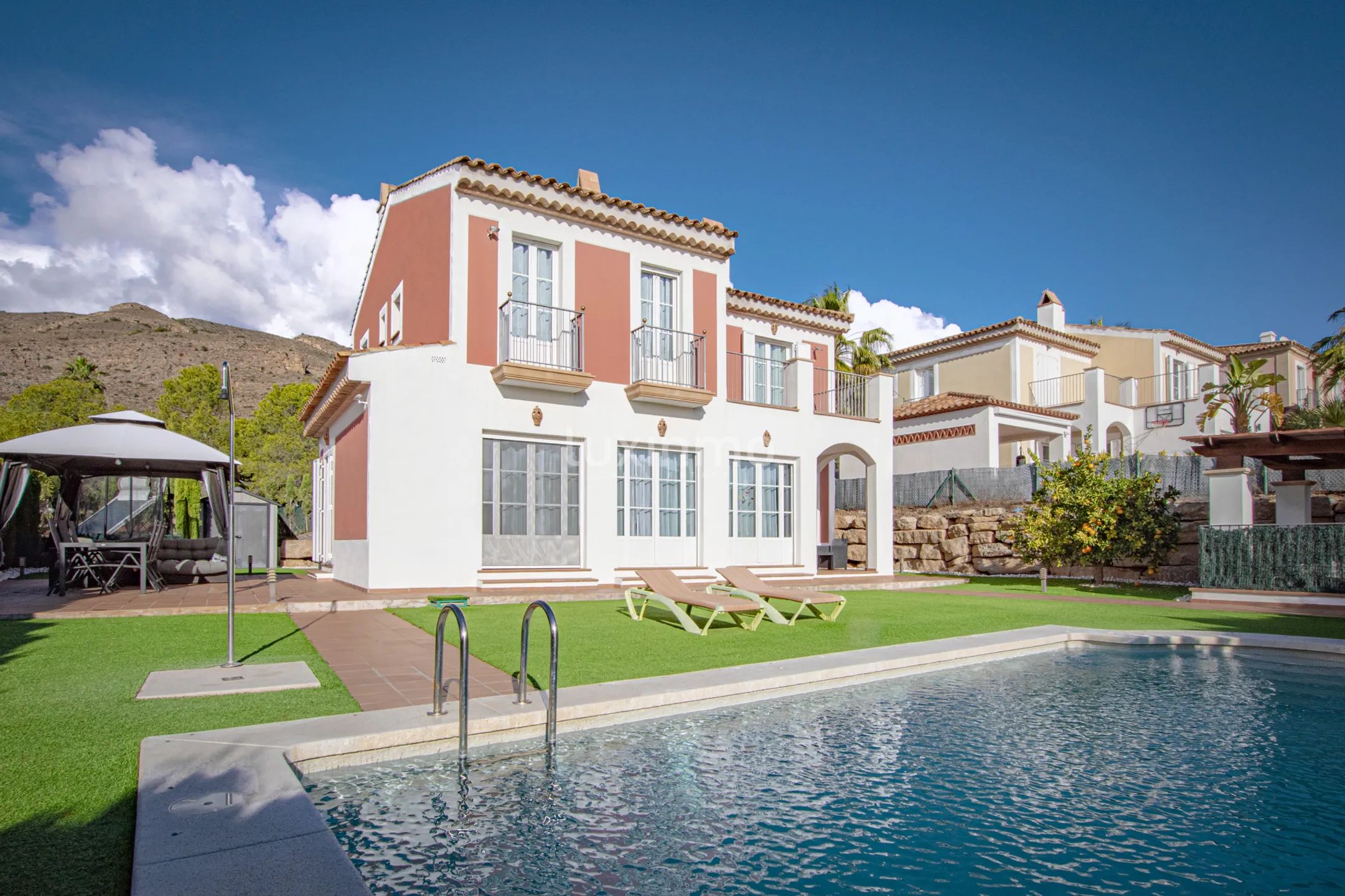 Villa for sale in Sierra Cortina