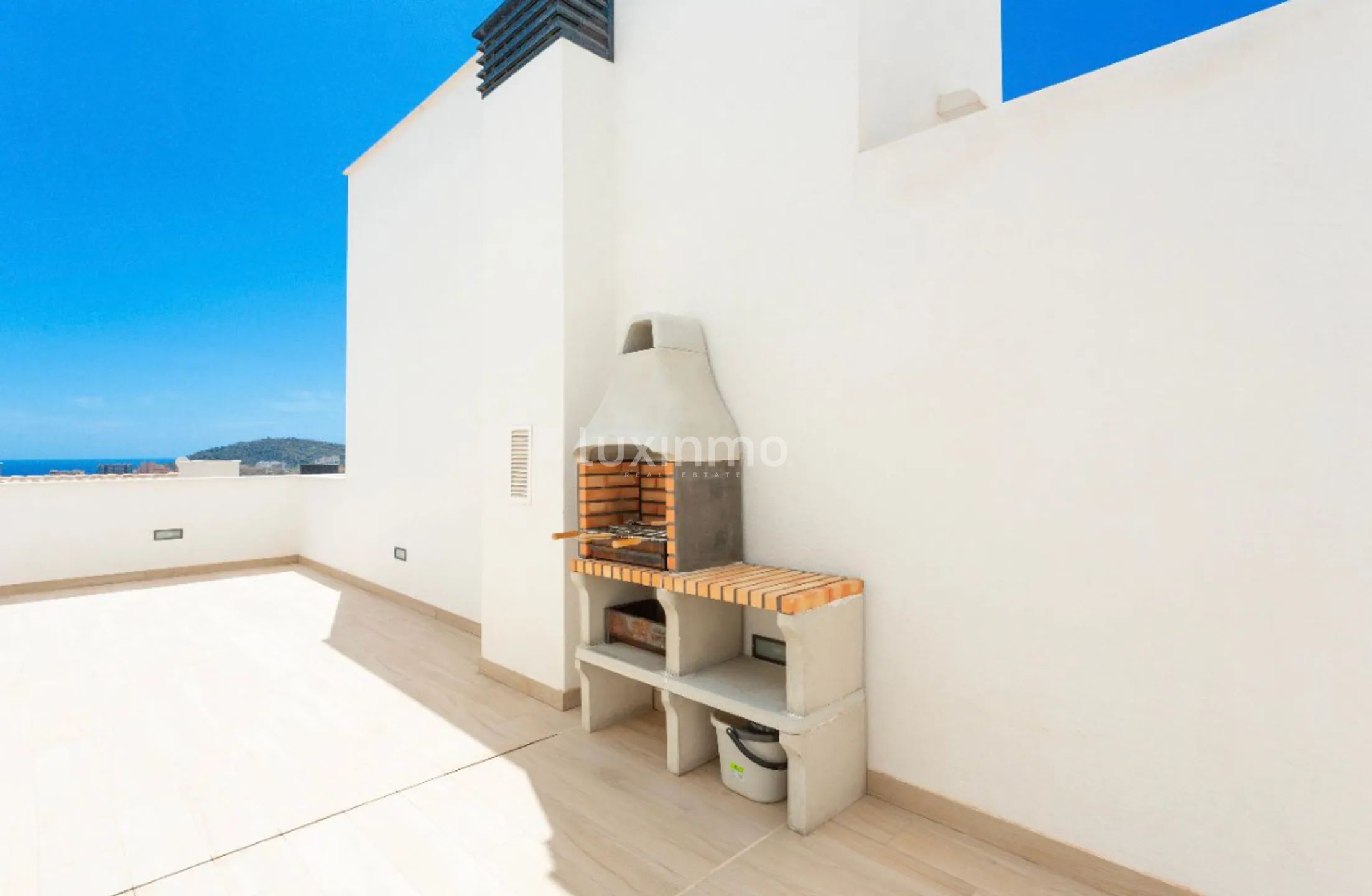 Chalet pareado moderno con impresionantes vistas en Sierra Cortina — photo 19