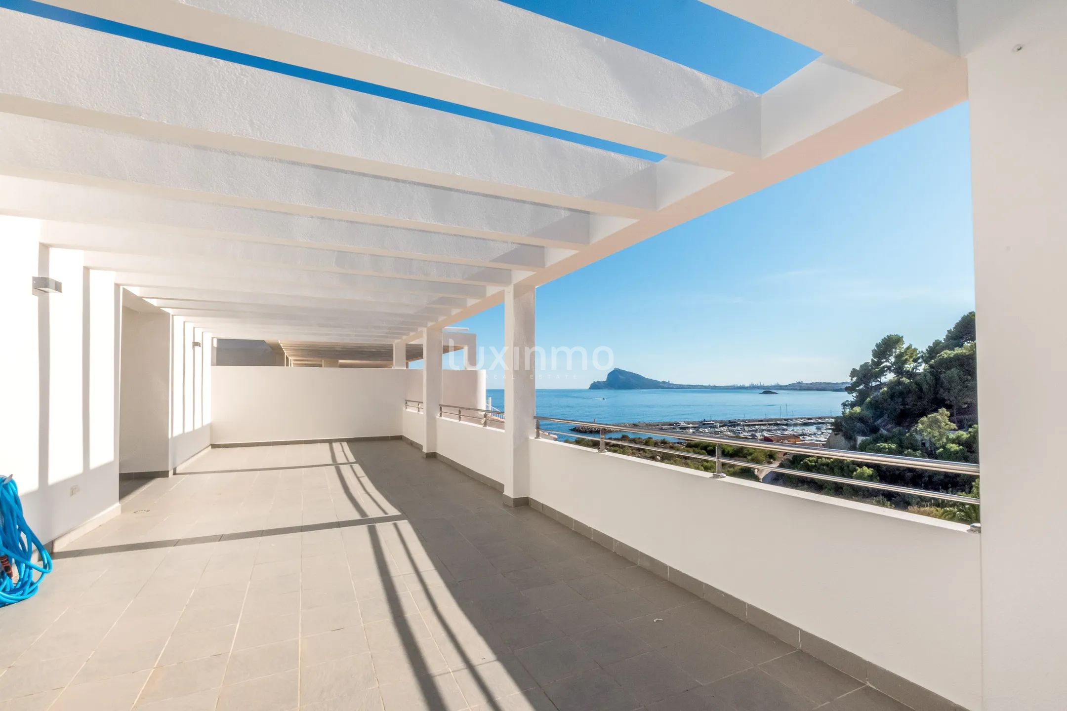 Precious penthouse with sea views for sale in Altea — photo 28