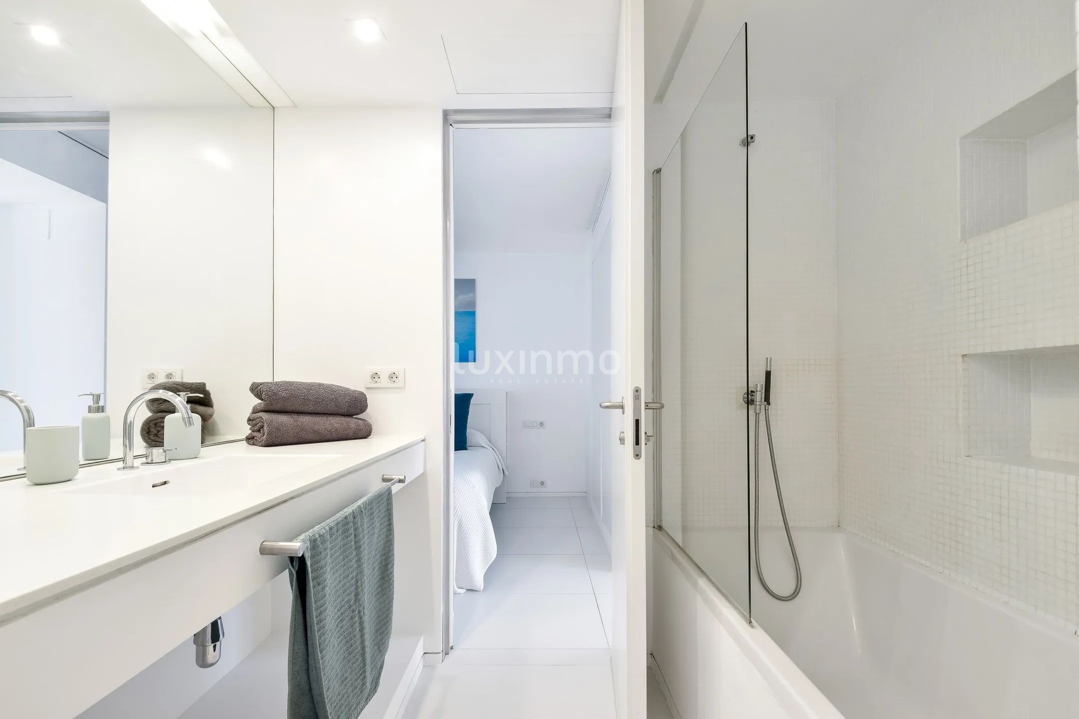 Impresionante apartamento de 2 dormitorios con terraza en Marina Botafoc-Talamanca, Ibiza — photo 14