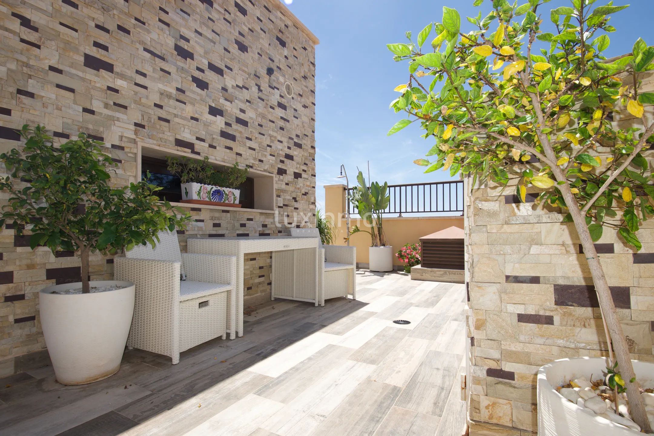 Moderna casa adosada con piscina privada en Arenales del Sol — photo 35