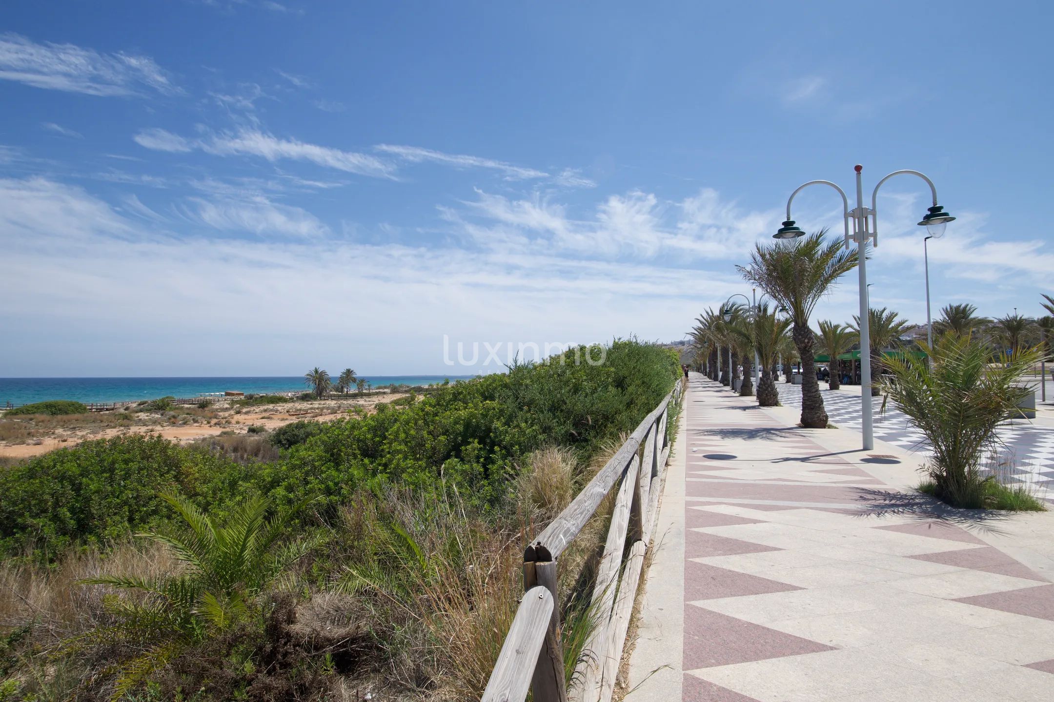 Moderna casa adosada con piscina privada en Arenales del Sol — photo 42
