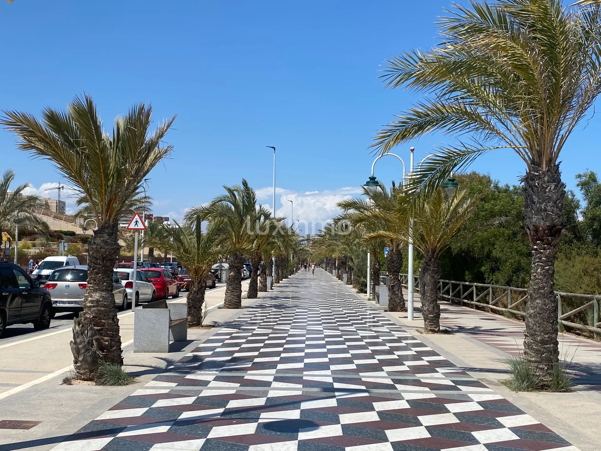 Moderna casa adosada con piscina privada en Arenales del Sol — photo 45
