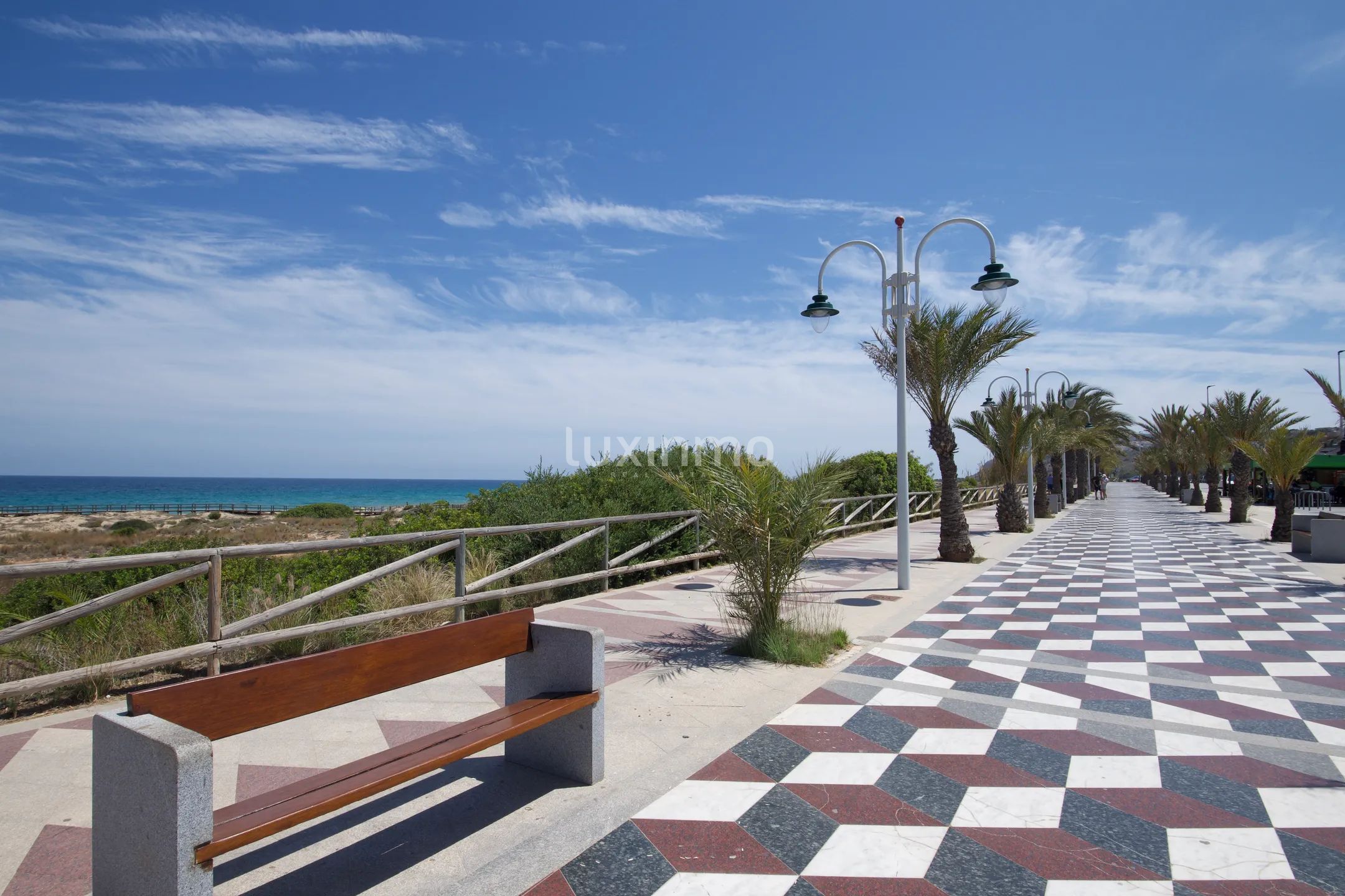 Moderna casa adosada con piscina privada en Arenales del Sol — photo 44