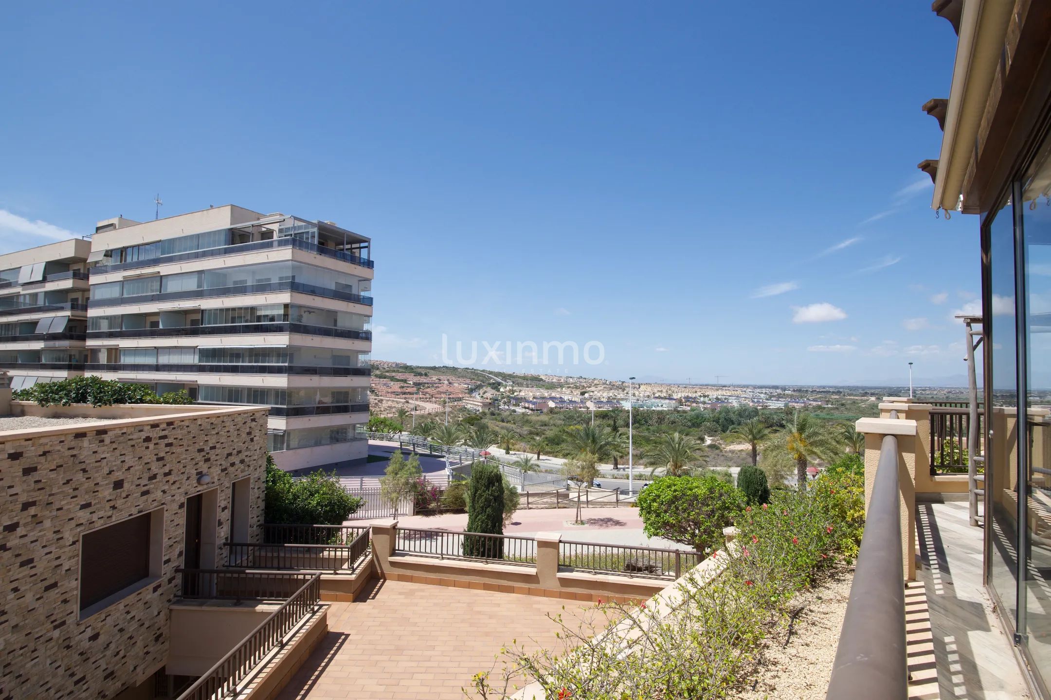 Moderna casa adosada con piscina privada en Arenales del Sol — photo 27