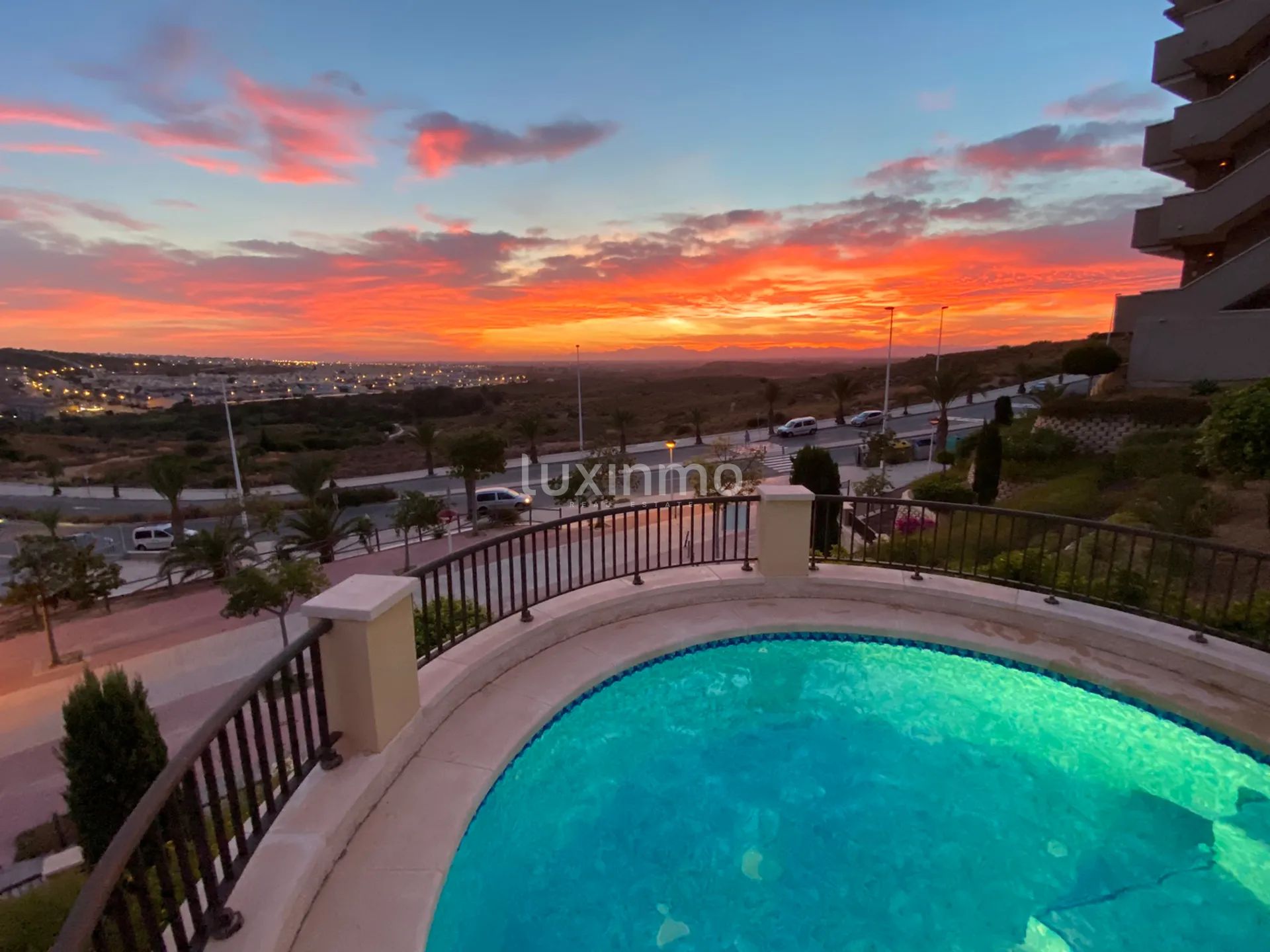 Moderna casa adosada con piscina privada en Arenales del Sol — photo 32