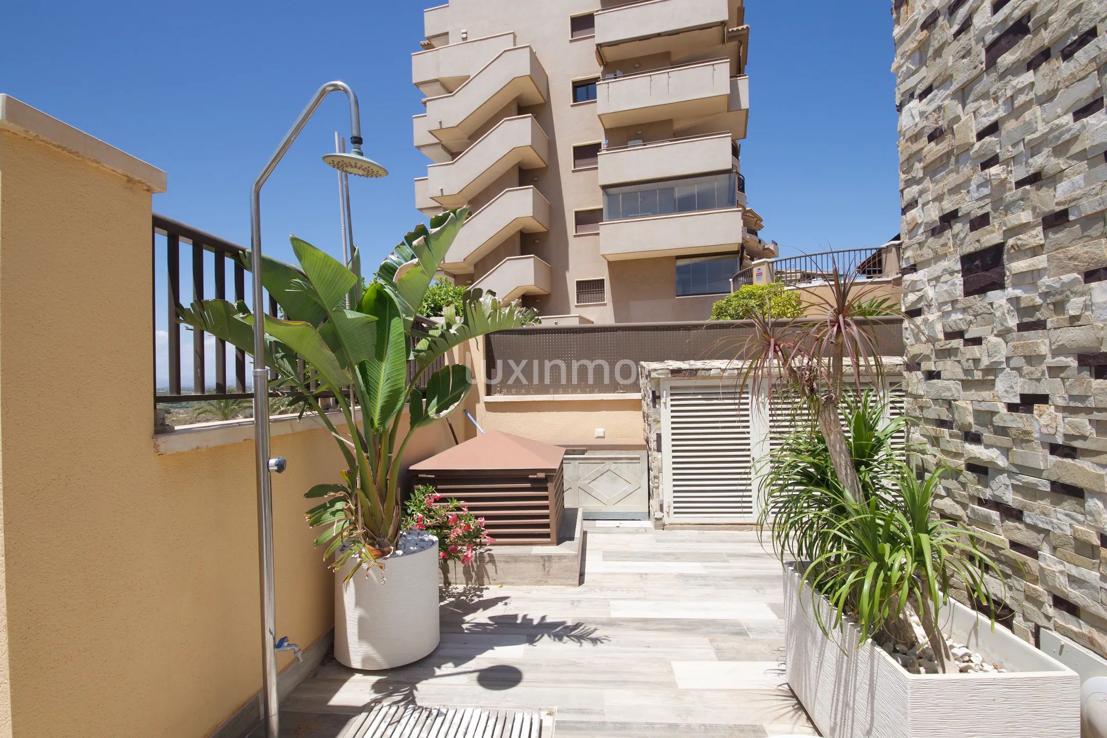 Moderna casa adosada con piscina privada en Arenales del Sol — photo 34