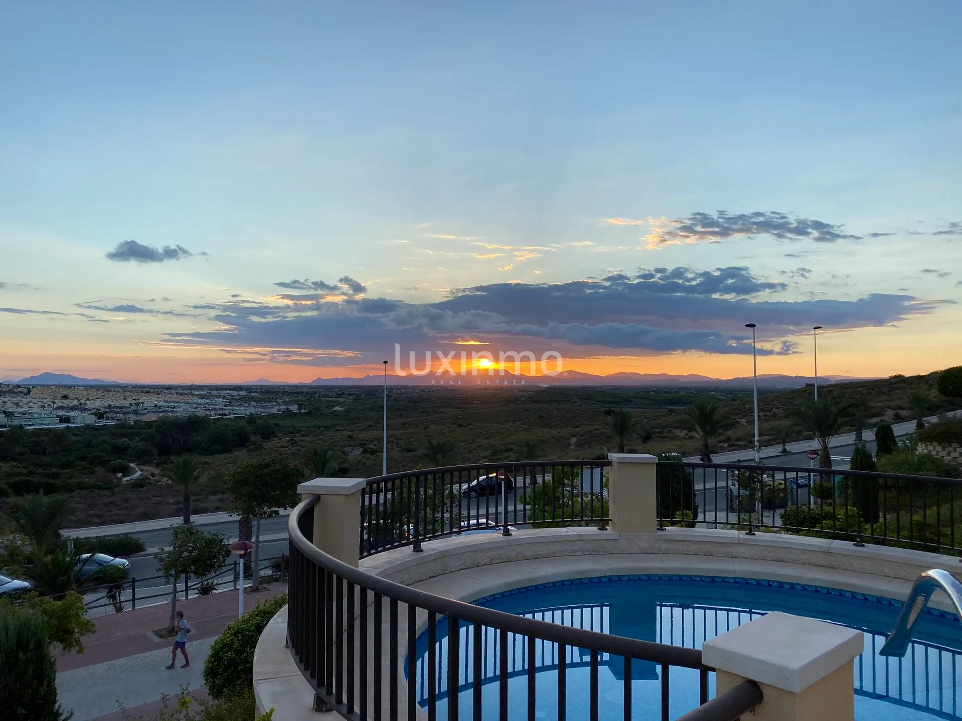 Moderna casa adosada con piscina privada en Arenales del Sol — photo 33