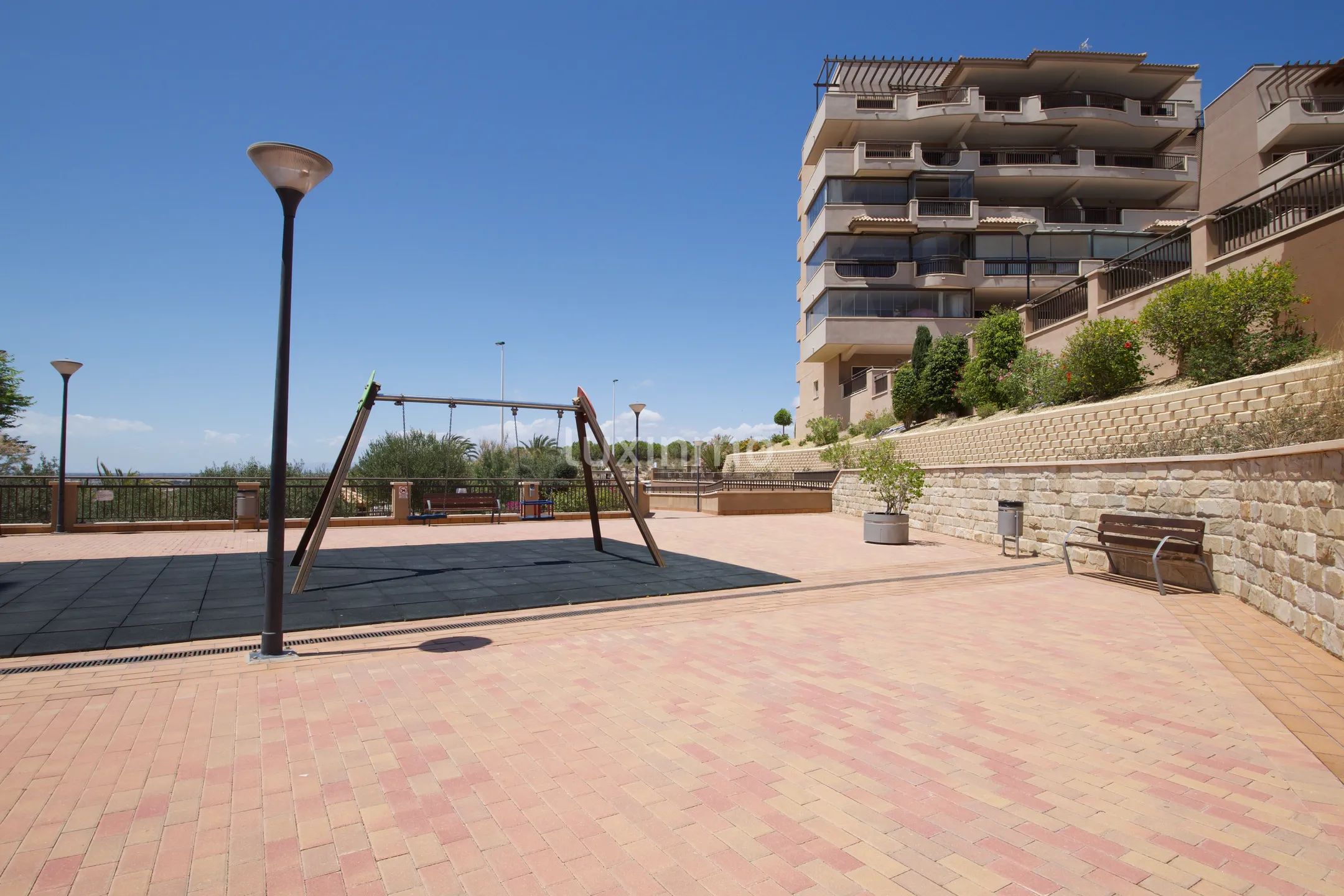 Moderna casa adosada con piscina privada en Arenales del Sol — photo 38